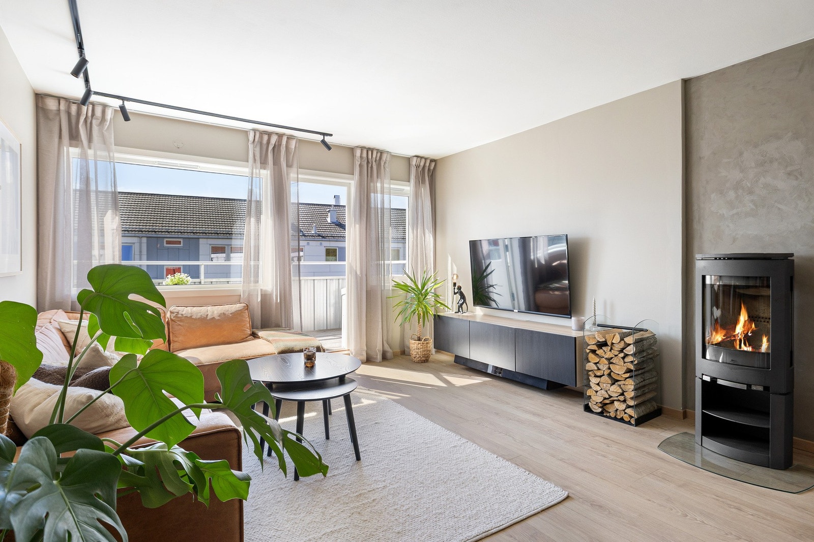 Stuen er på 22,5 kvm og har god plass til sofa g TV-møblement. Galleribilde