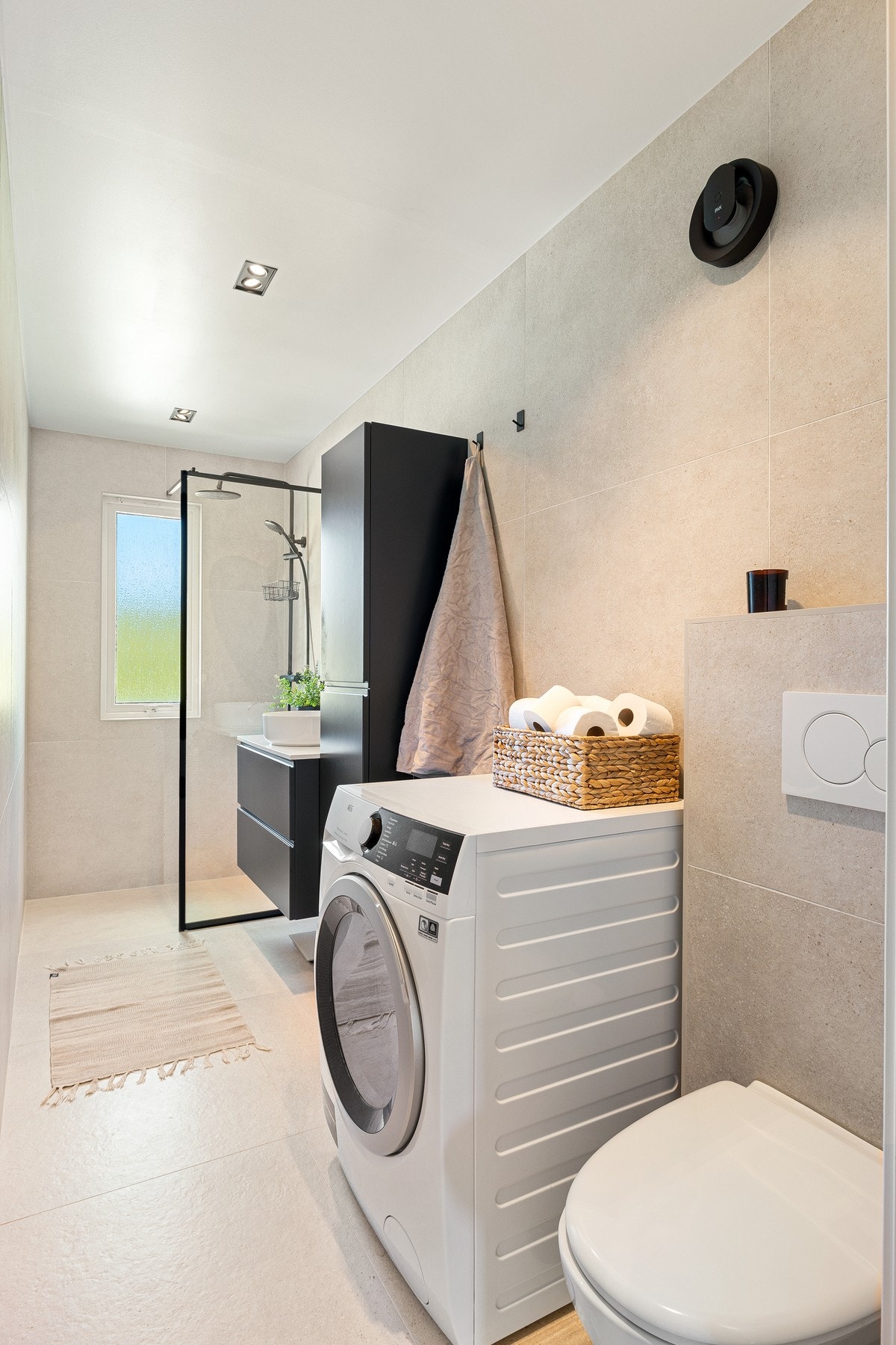 Badet er flislagt med varmekabler i gulv. Det er opplegg for vaskemaskin. Galleribilde