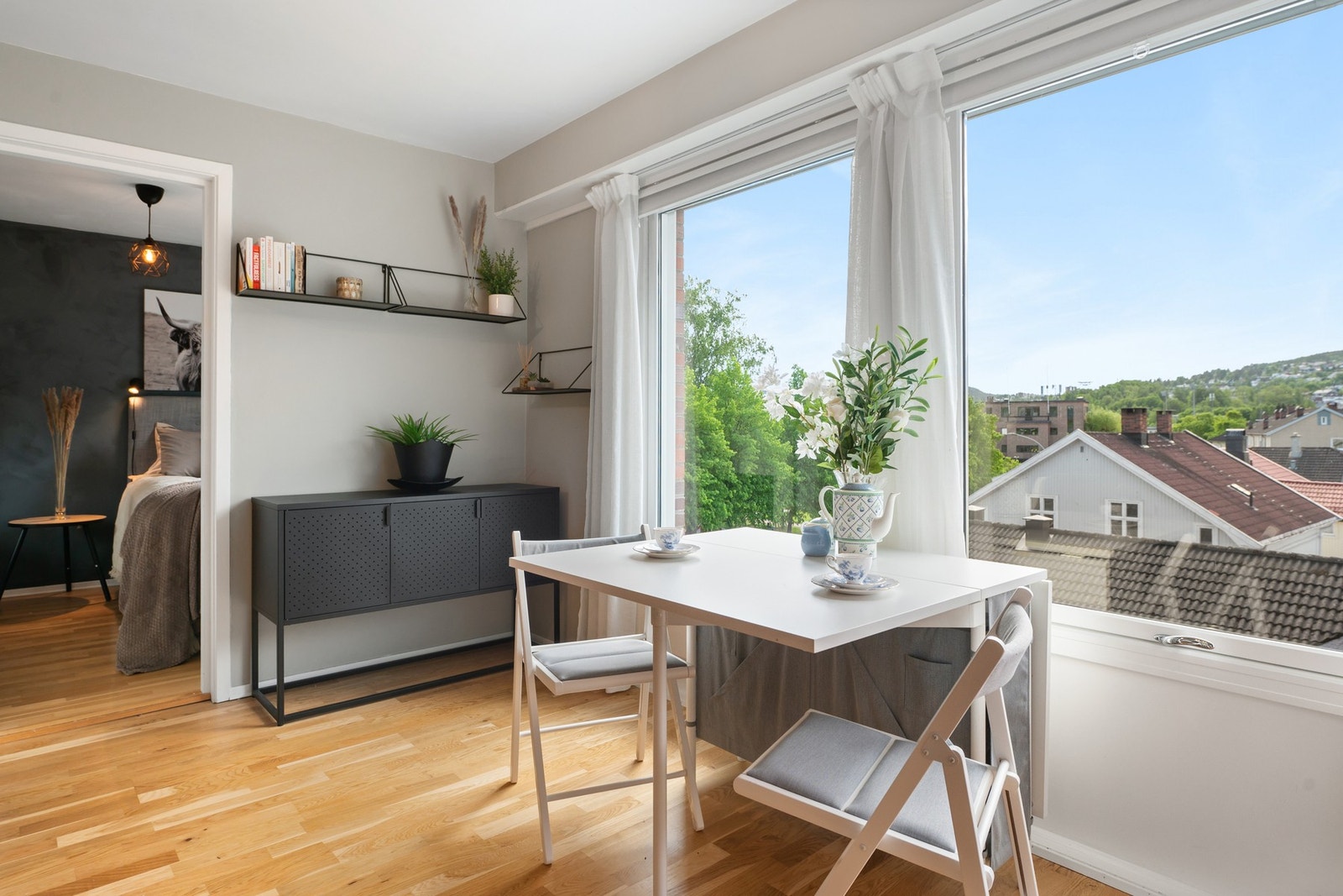 Hyggelig spiseplass med flott utsikt. Galleribilde