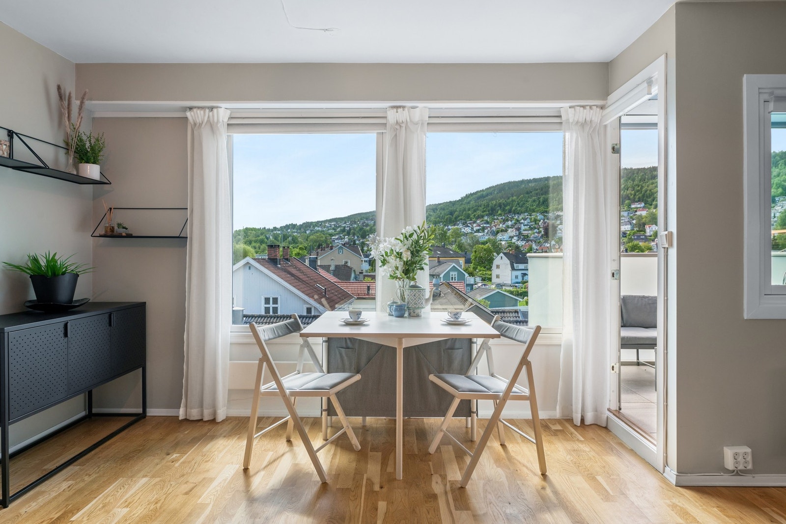 Rommet har store vindusflater som skaper en lys og luftig atmosfære. Galleribilde
