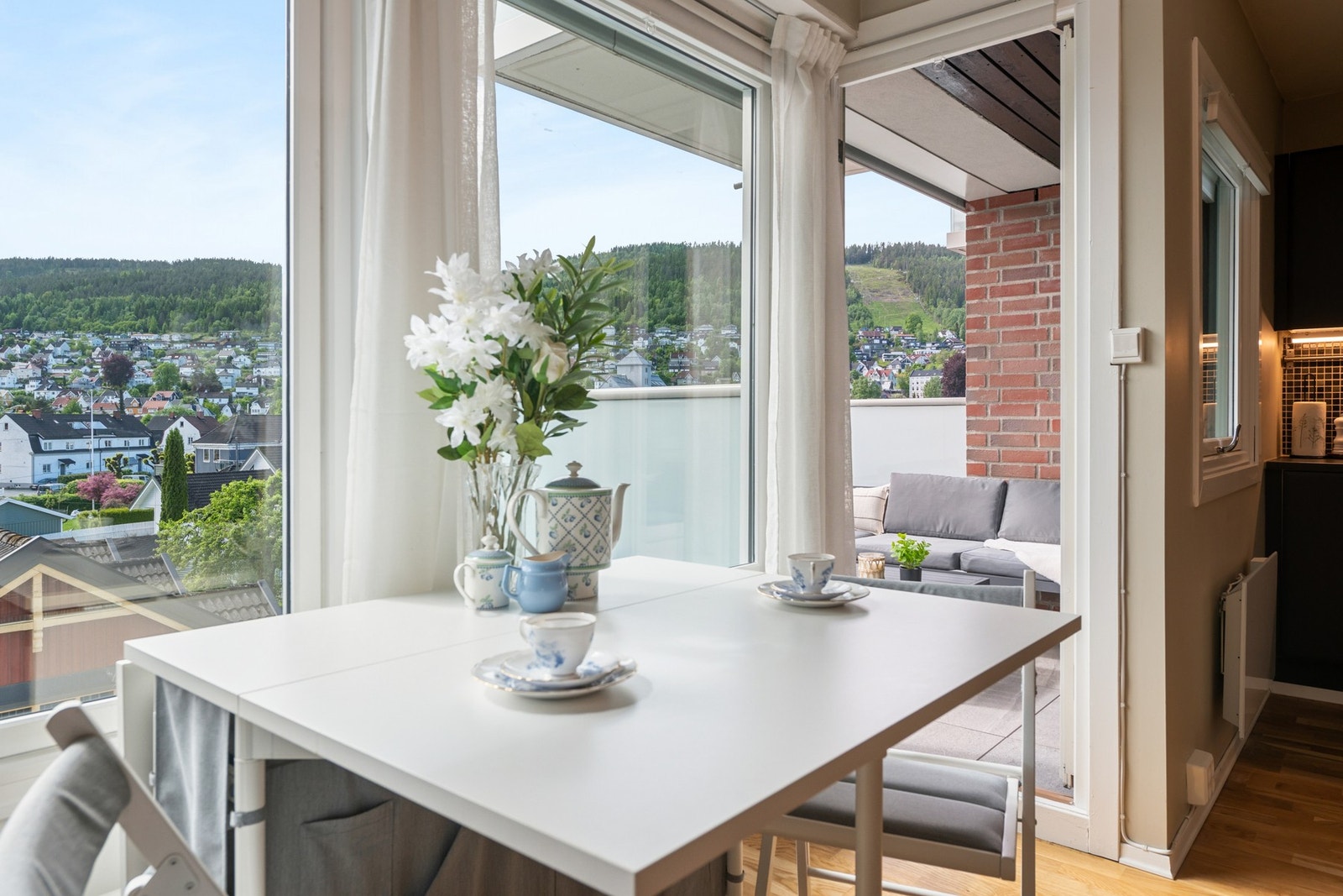 Fra spiseplassen er det direkte utgang til en hyggelig balkong. Galleribilde