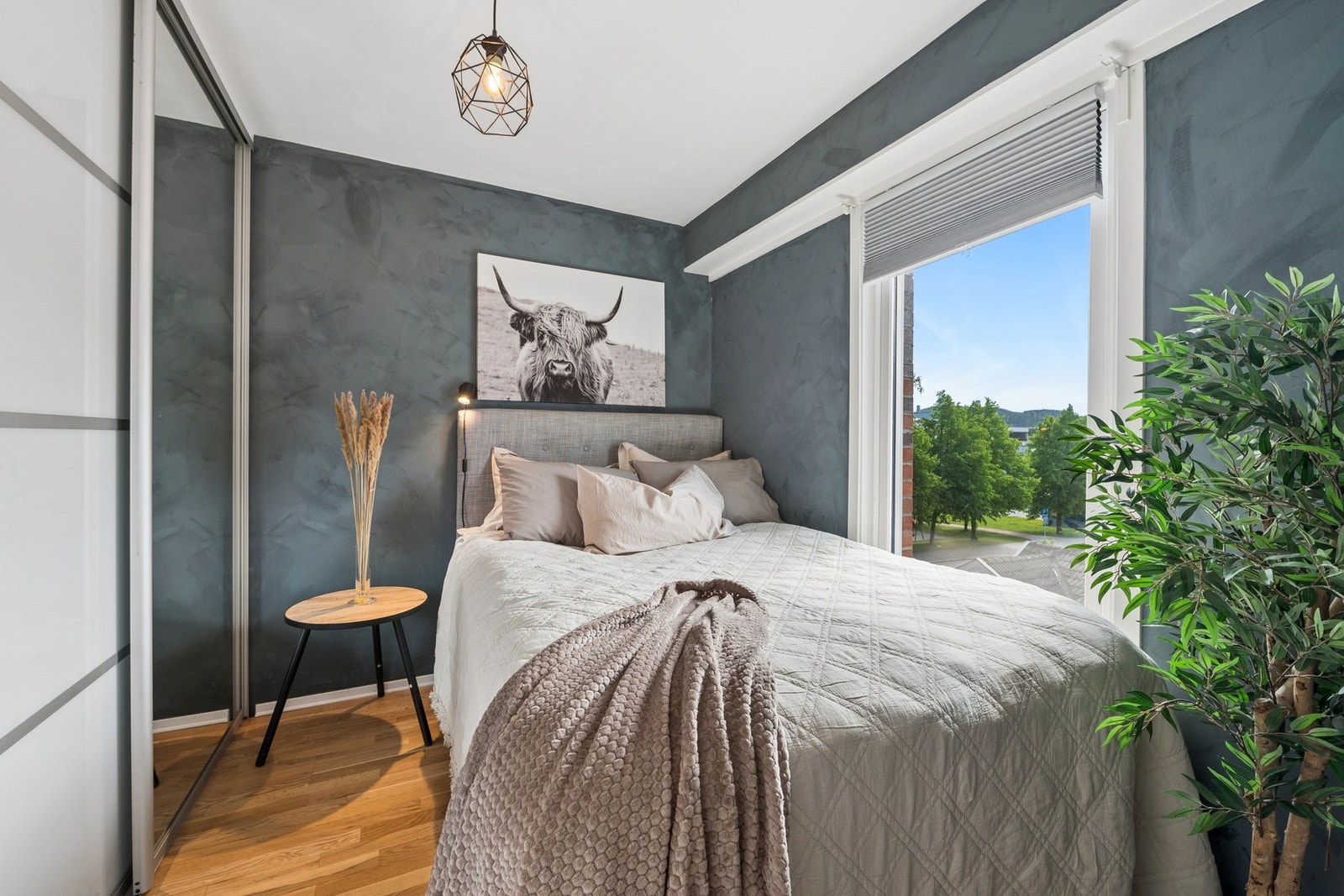 Lunt og delikat soverom med moderne fargevalg, store vindusflater og praktisk skyvedørsgarderobe. Galleribilde