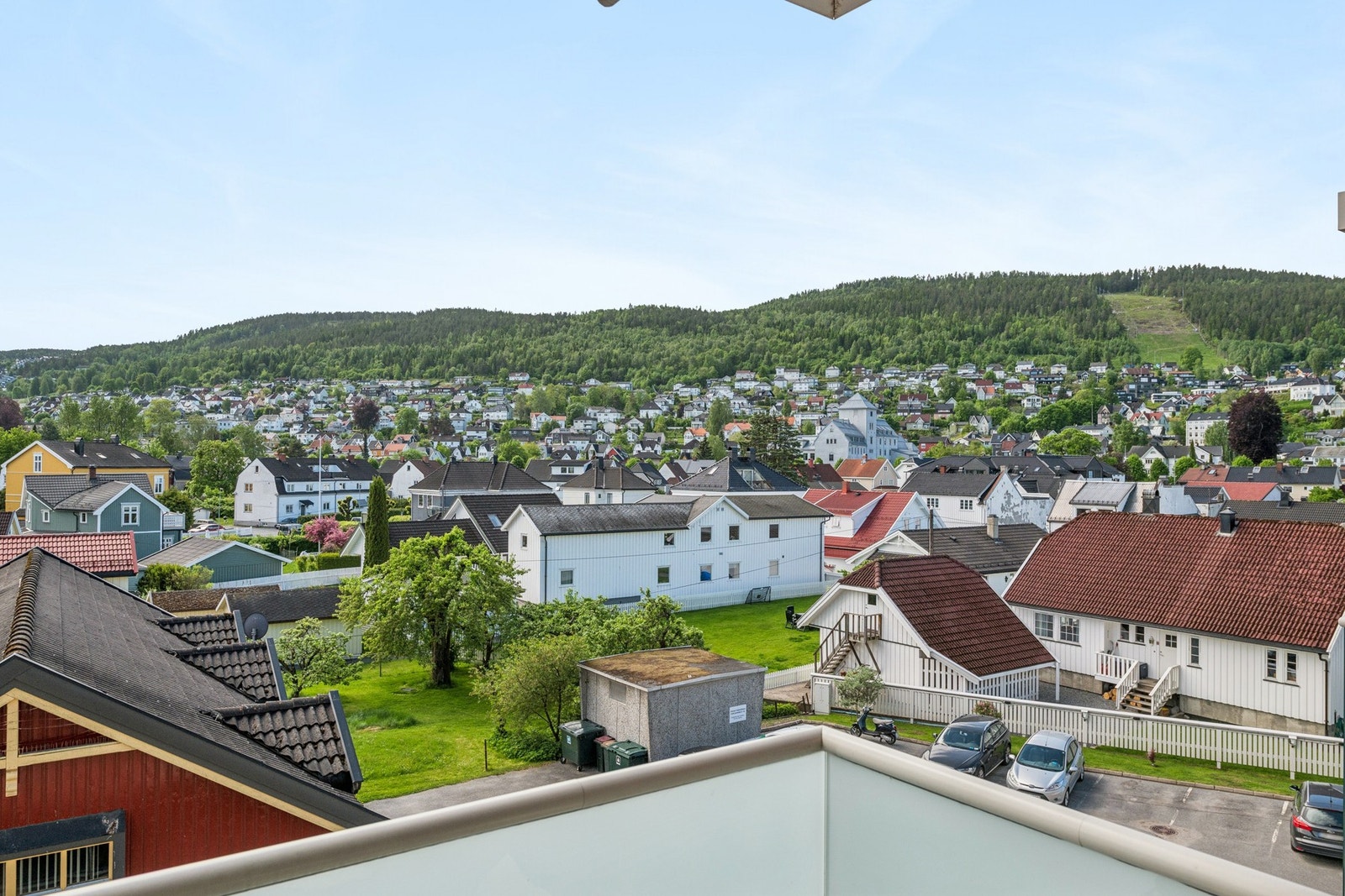 Fra balkongen har man fin utsikt oppover mot Strømsøåsen og Haukåsløypa. Galleribilde