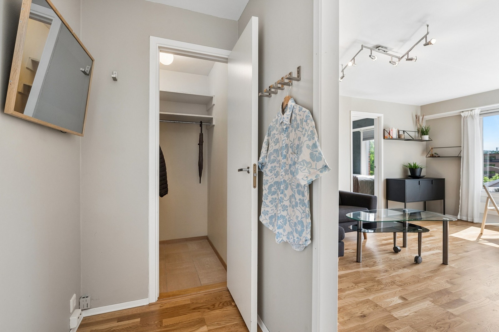 Velkommen inn! I gangen finner du en praktisk innvendig bod. Galleribilde