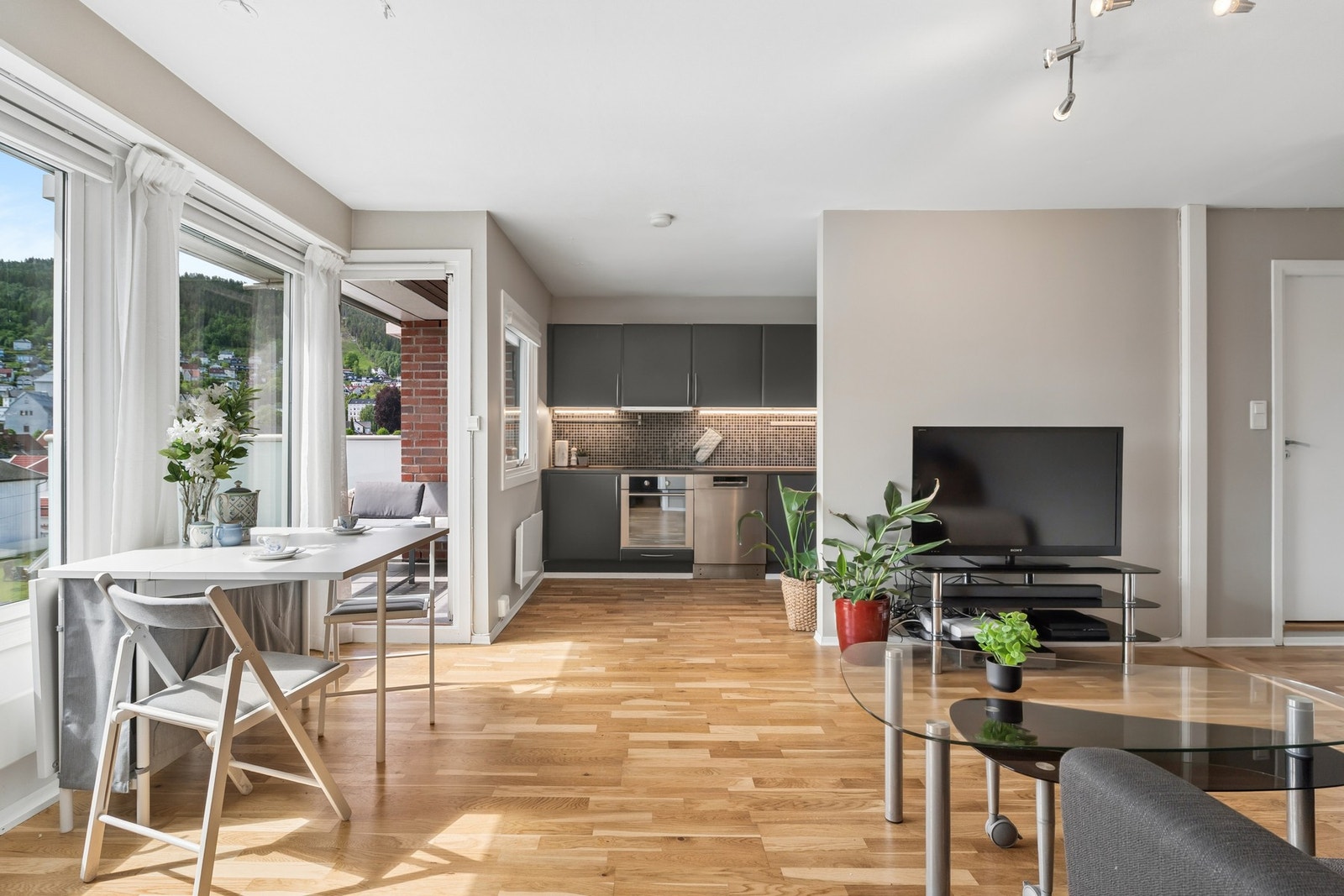Meglerhuset & Partners har gleden av å presentere denne sentrale 2-roms leiligheten, med åpen stue- og kjøkkenløsning som skaper en sosial og luftig romfølelse. Galleribilde