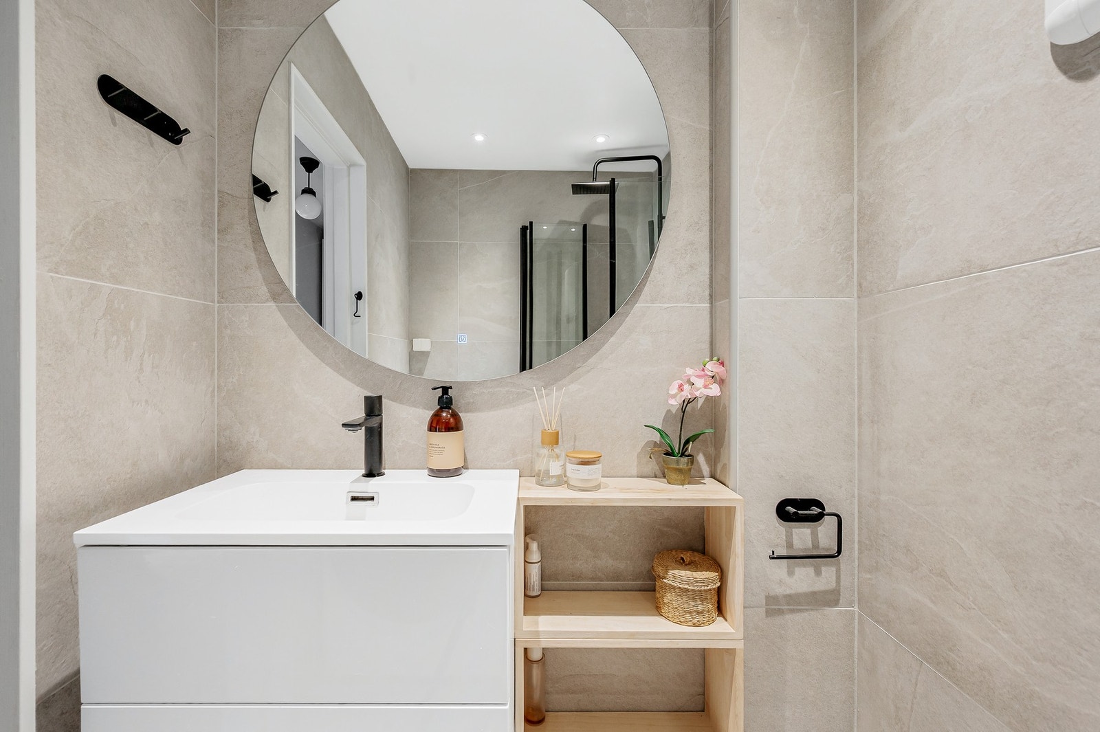Badet er oppført i 2024 og fremstår moderne med flislagte overflater, gulvvarme og stilrene detaljer. Galleribilde