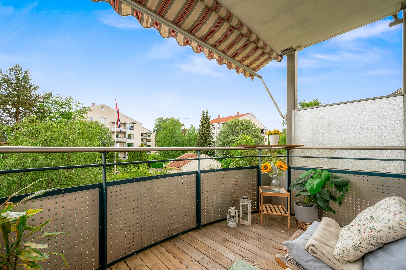 Balkongen fremstår som et fint uterom med terrassebord og god plass til utemøbler - et naturlig sted for både morgenkaffen og rolige sommerkvelder. Galleribilde