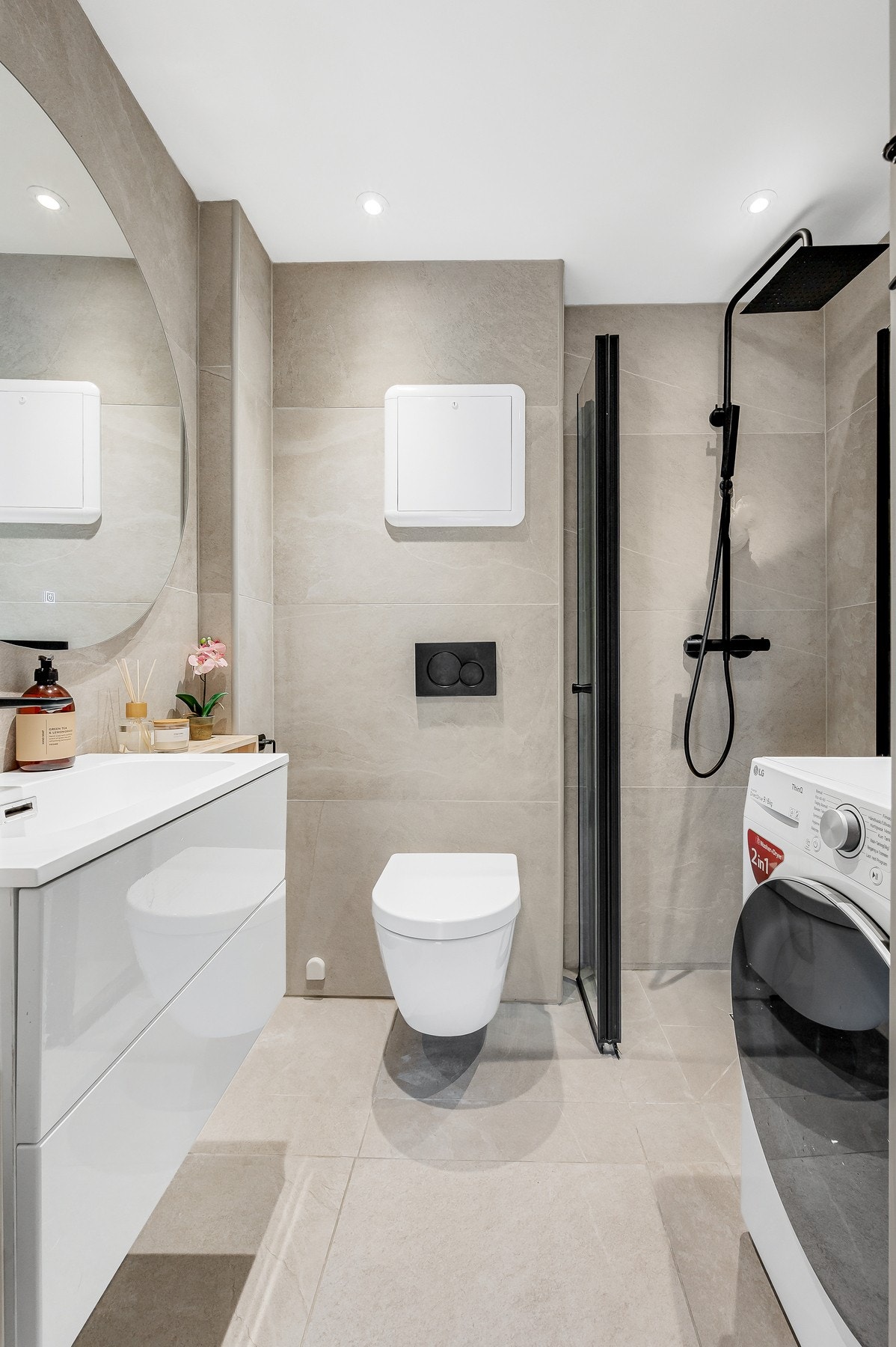 Badet er utstyrt med vegghengt servantinnredning, speil med baklys og dusj med både hånddusj og regndusj. Galleribilde