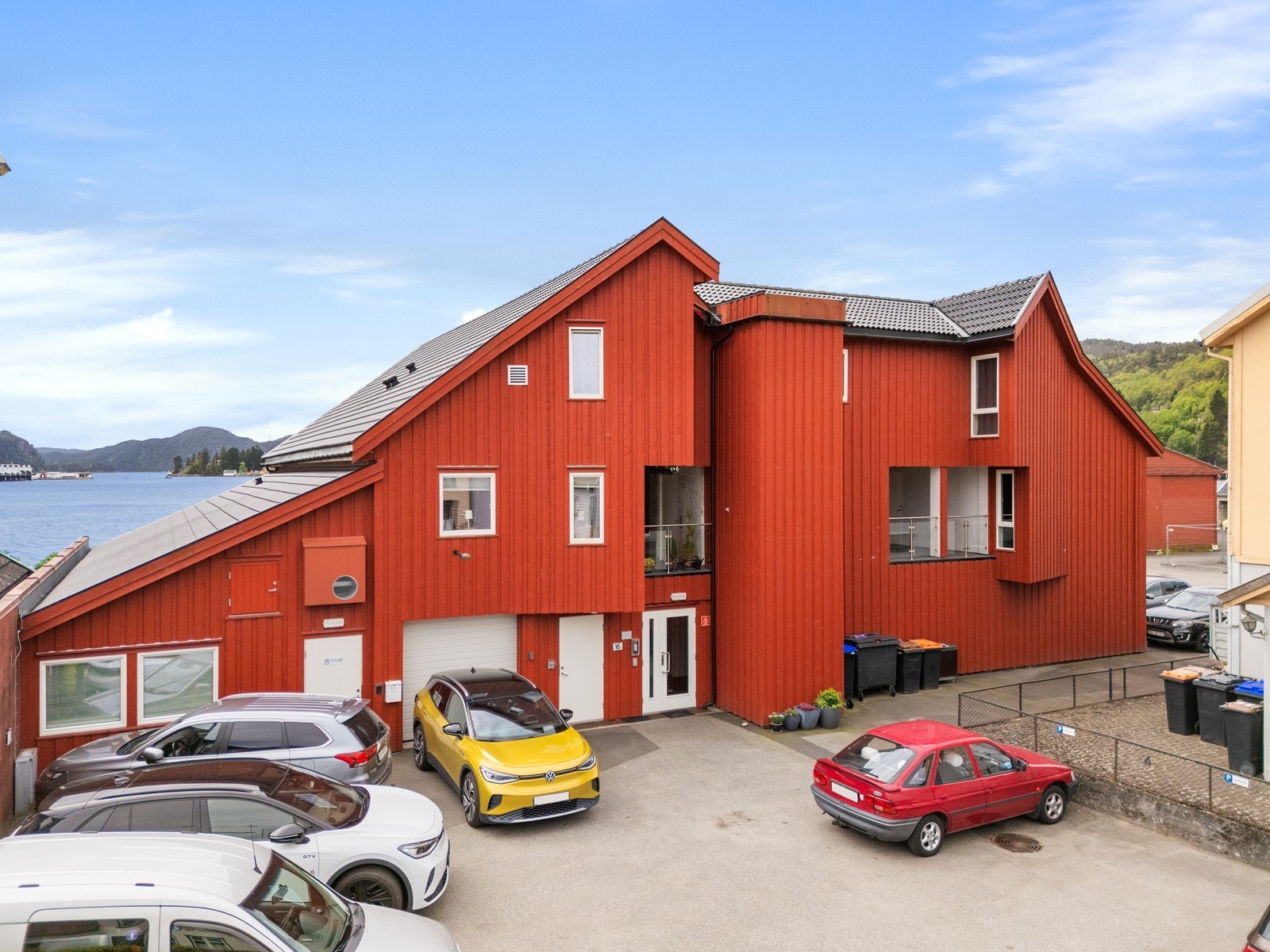 Fasade på bakside med egen oppmerket parkeringsplass. Galleribilde