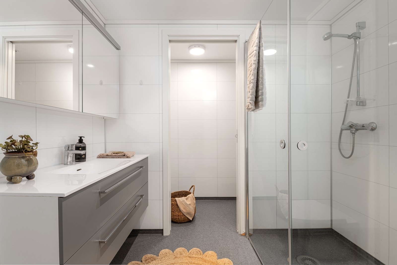 Delikat og praktisk bad med skyvedør inn mot vaskerom. Galleribilde