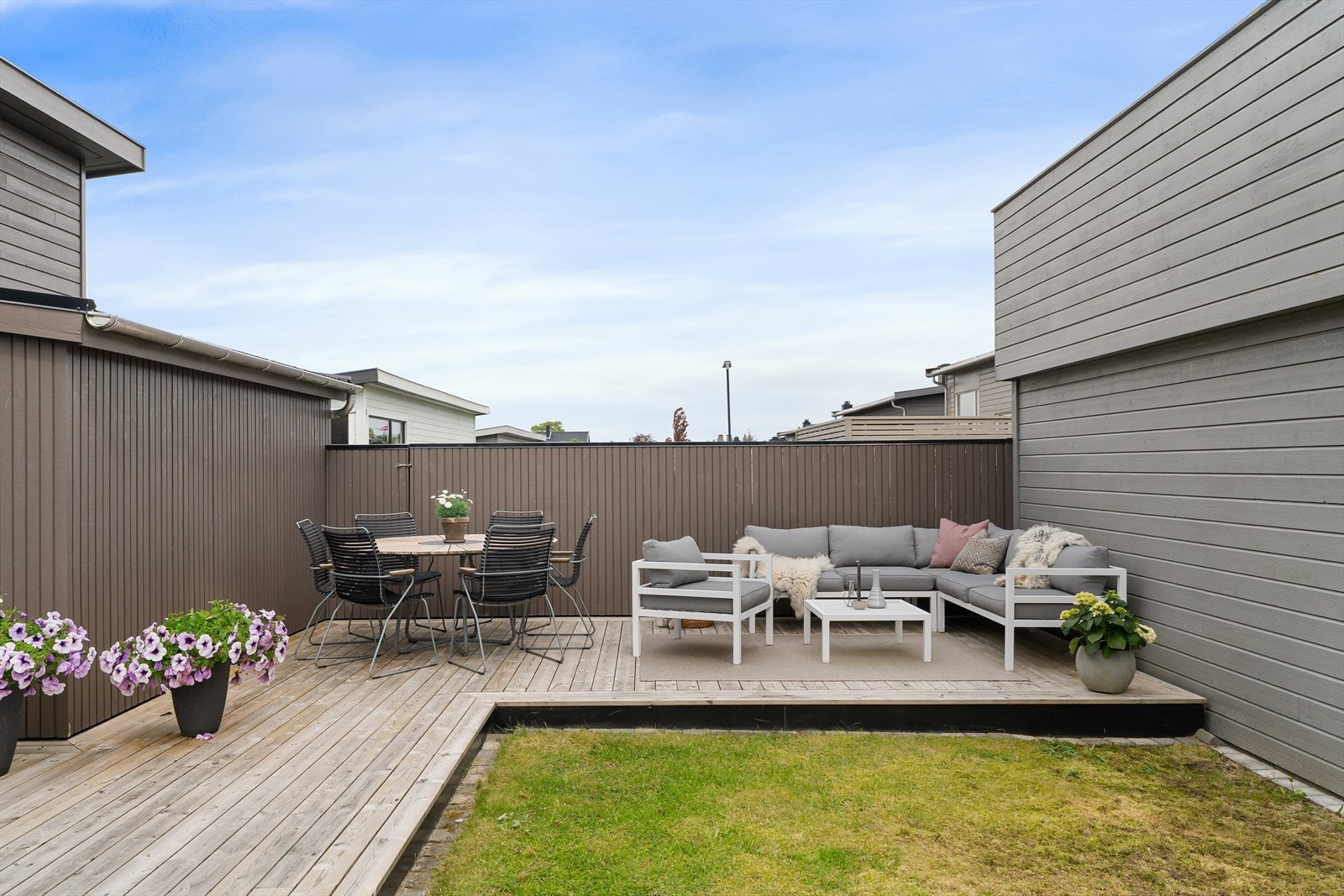 Lettstelt terrasse i tre som er bygget i vinkel og gir gode solforhold. Galleribilde