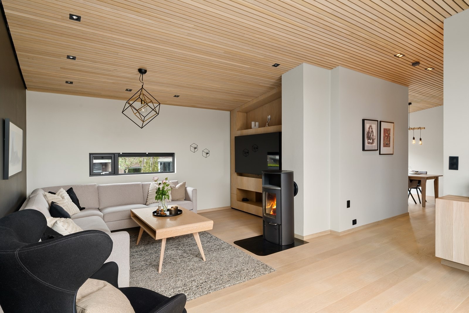 Stuen har god plass til en romslig sofagruppe og er et naturlig samlingspunkt. Galleribilde