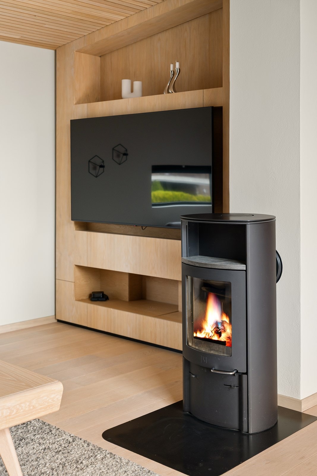 I tillegg til en moderne vedovn som gir både hygge og en alternativ varmekilde på kalde dager. Galleribilde