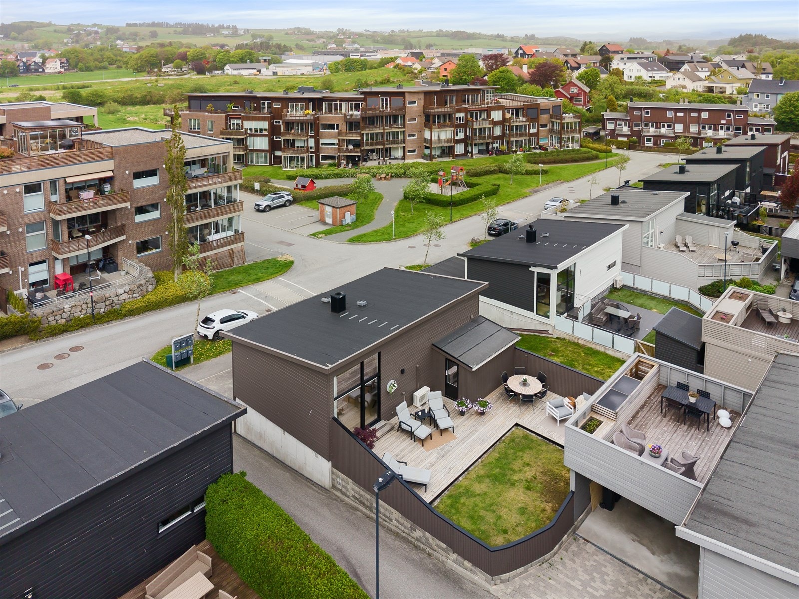 Eiendommen ligger i et etablert og barnevennlig boligområde på Brynehaugen. Galleribilde
