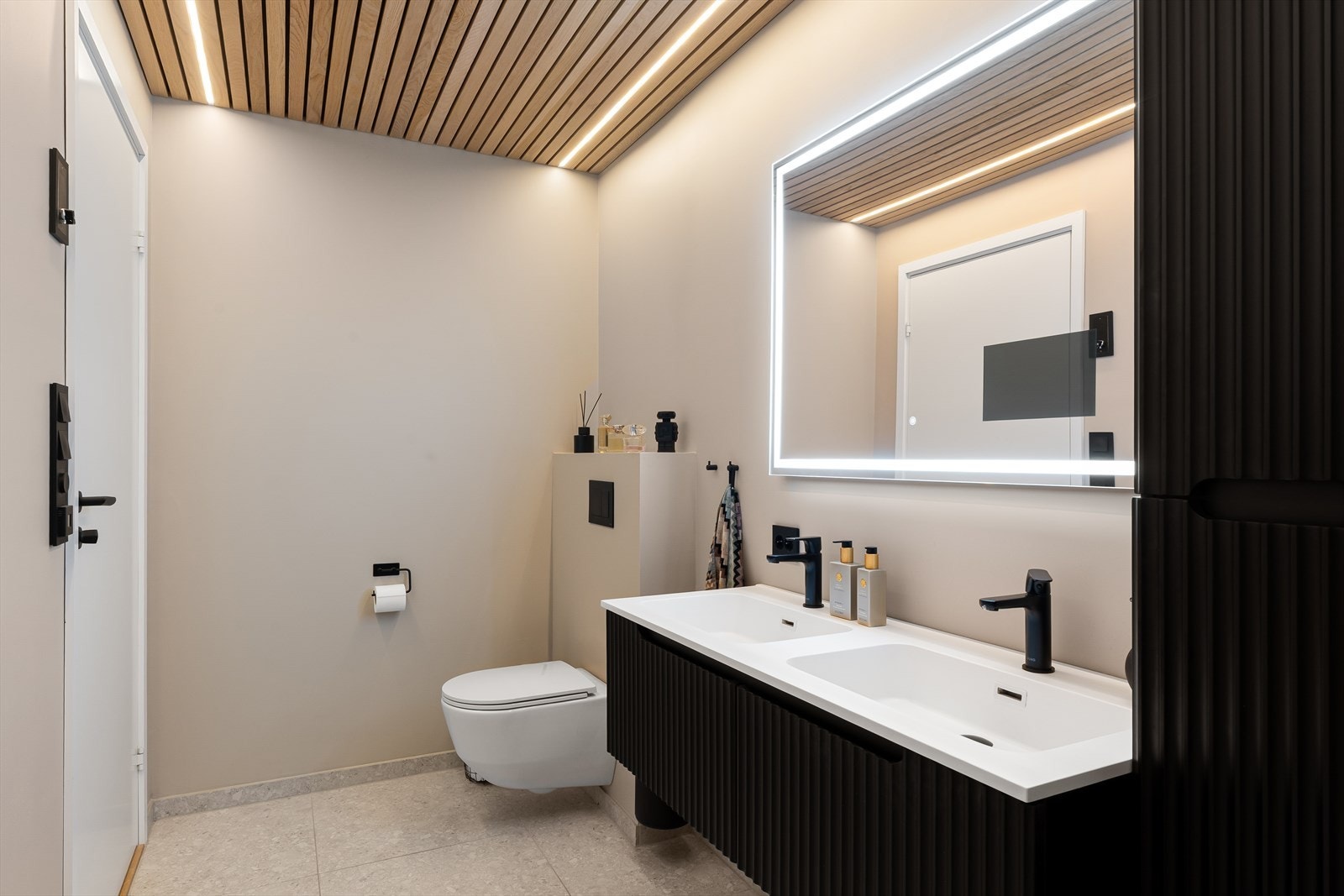 Badet ble ferdigstilt i 2023 og har innredning med dobbel servant og vegghengt toalett. Galleribilde