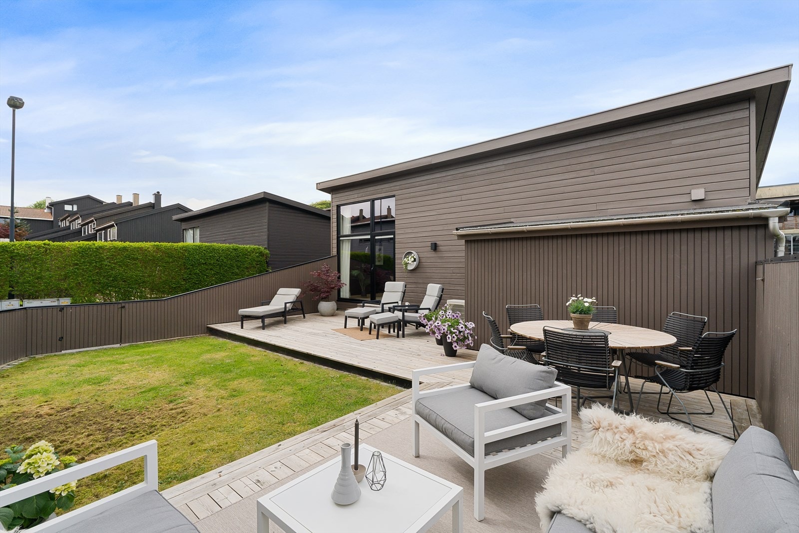 Parkering i carport med elbil-lader og to utvendige boder for praktisk oppbevaring. Galleribilde