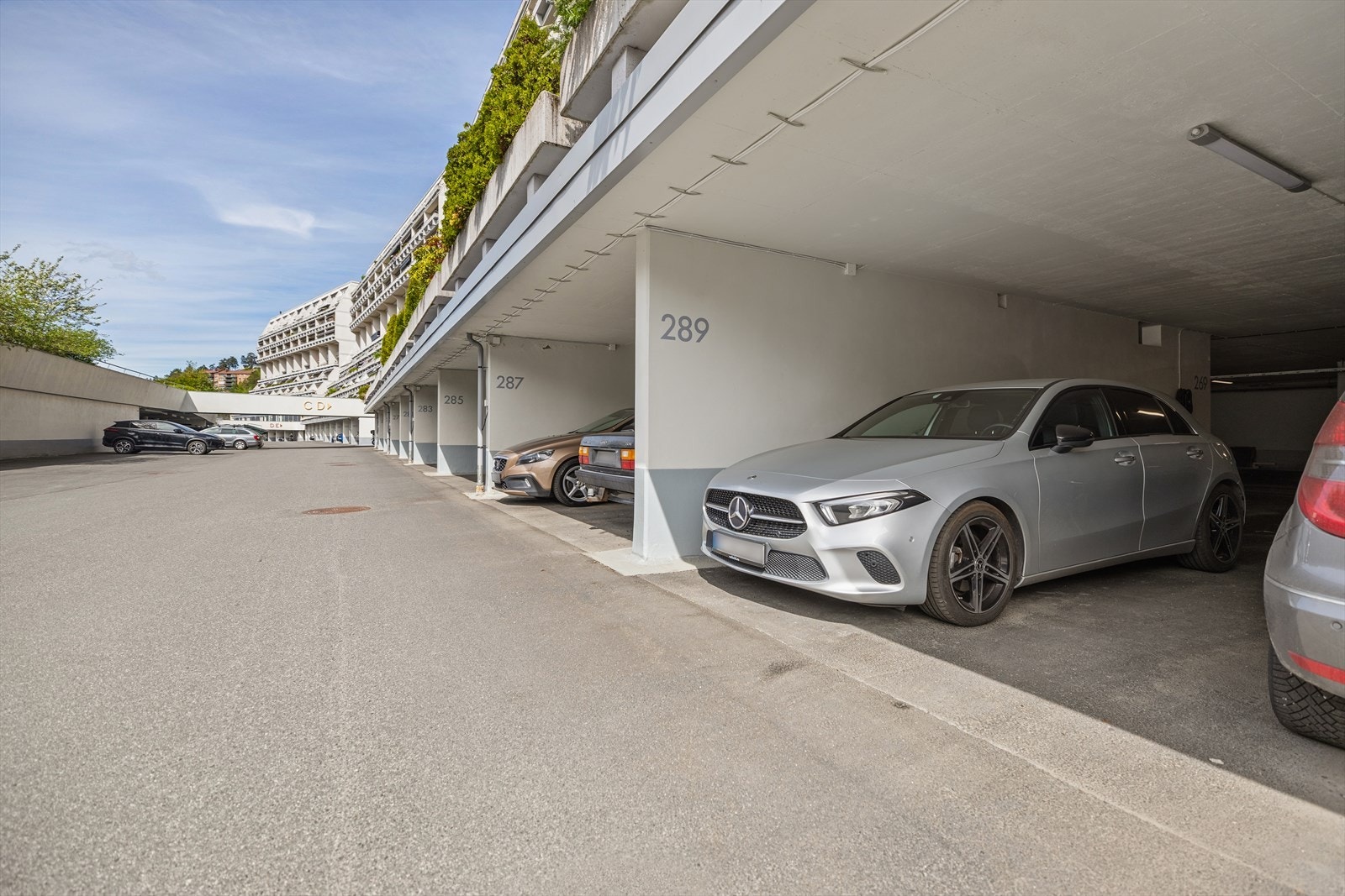 Leiligheten disponerer garasjeplass under tak Galleribilde