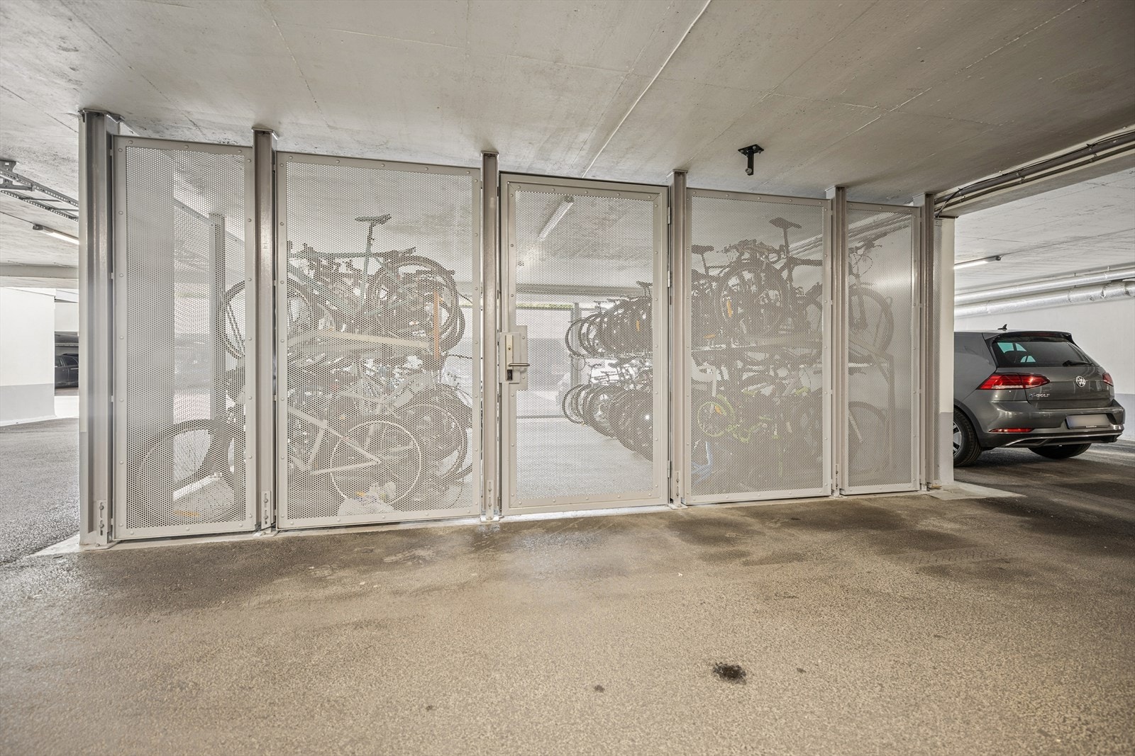 Sykler kan parkeres i lyst sykkelskur Galleribilde