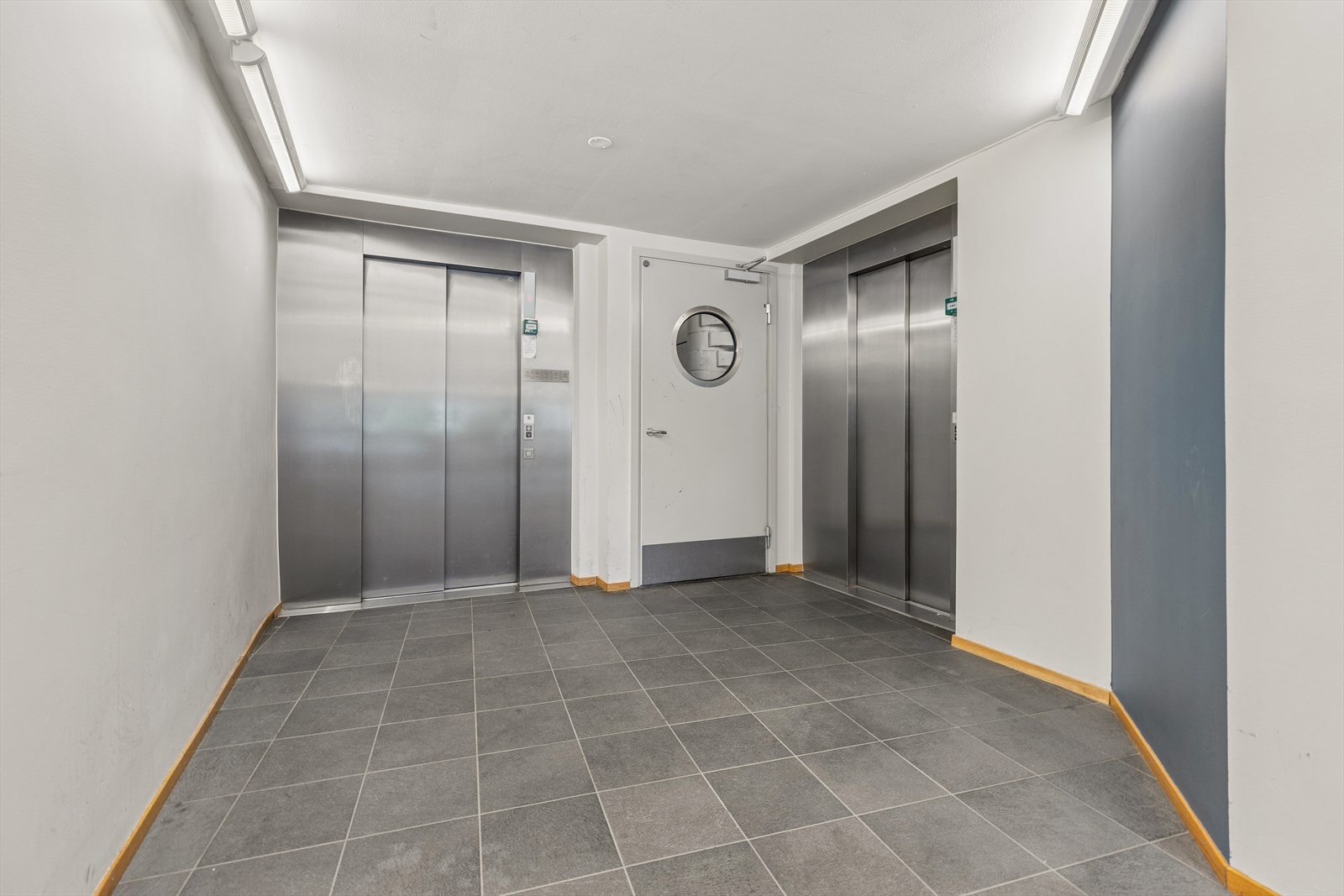 Hyggelig inngangsparti og heis i bygget Galleribilde