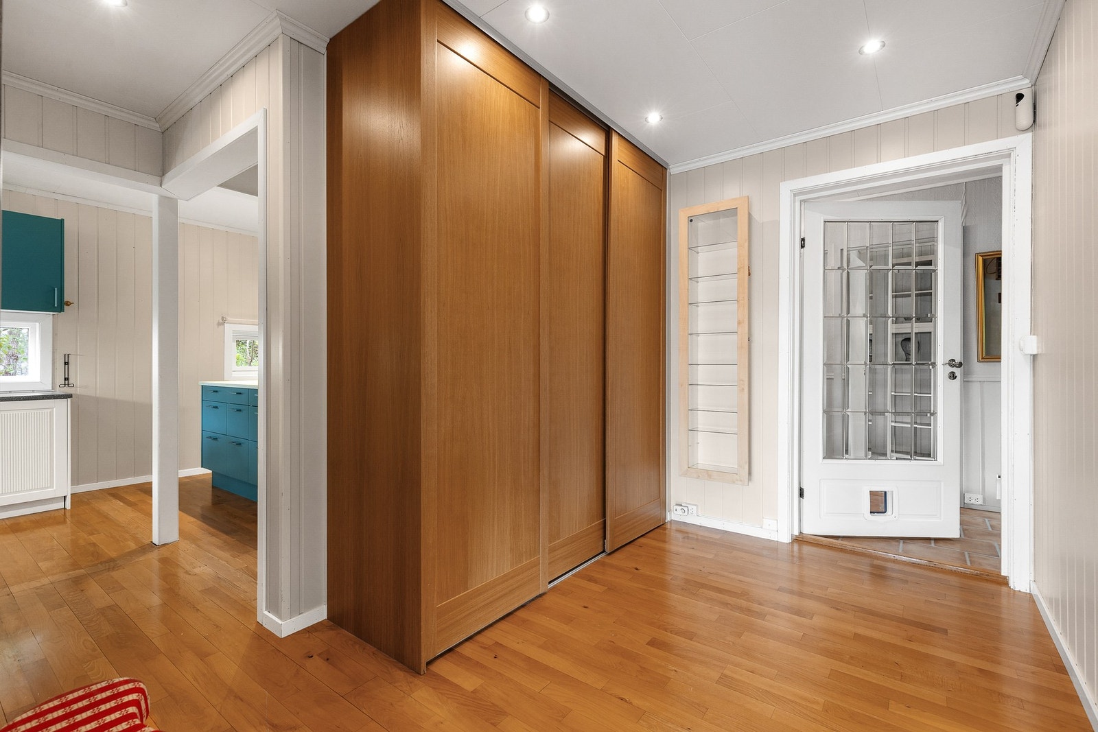 Gang med skyvedørsgarderobe og downlights i himling Galleribilde