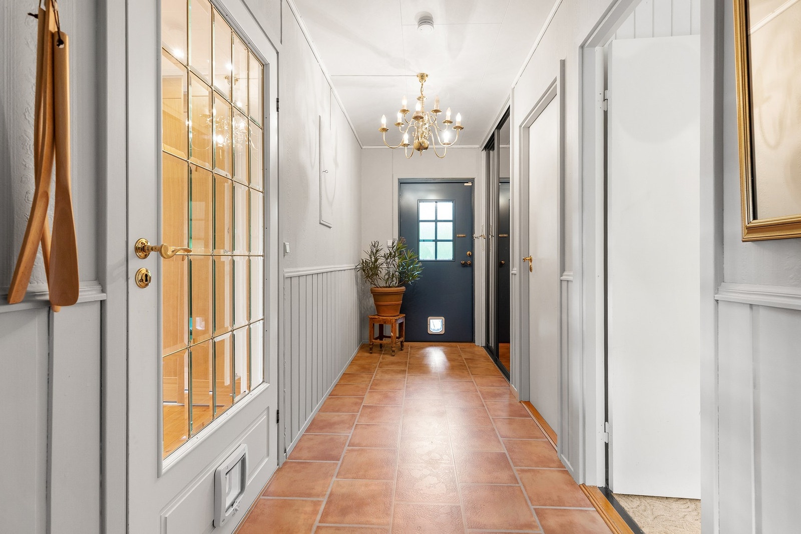 Romslig inngangsparti. Tilknyttet boder og loft. Galleribilde