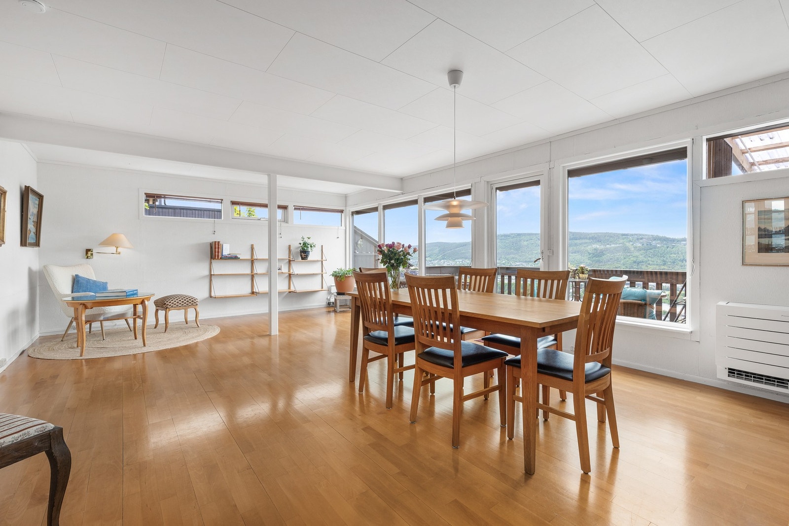 Her er det fin plass til både spisegruppe, sofa og tv-møblement Galleribilde