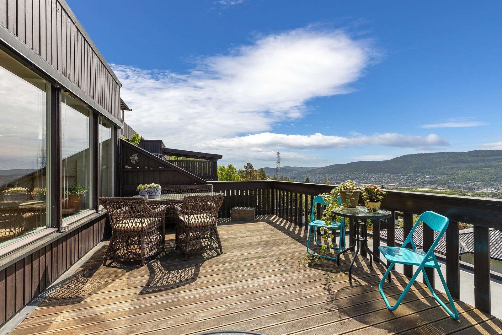 Eiendommen har en nydelig 180-graders panoramautsikt over Drammen, Mjøndalen og helt til Blefjell på klare dager Galleribilde
