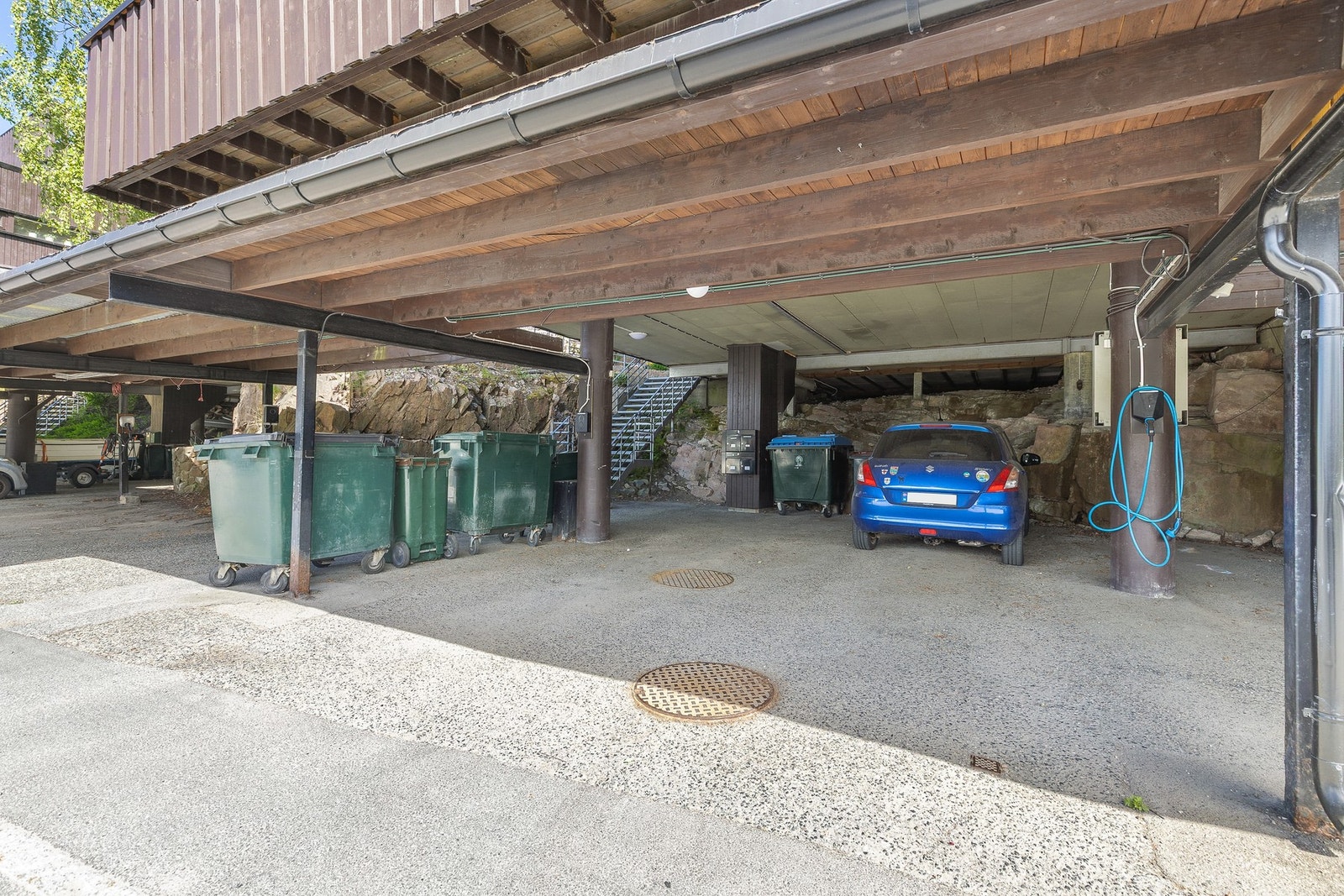 P-plass i carport, grunnet carportens dybde er det plass til to biler. Det er mulighet for å montere elbil lader. Galleribilde