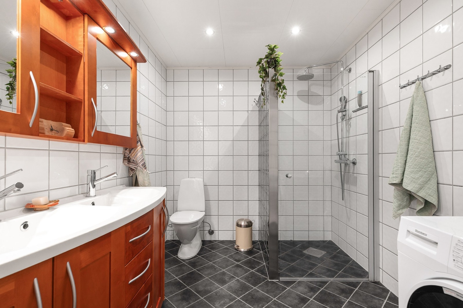 Stort, helfliset bad fra 2011 med gulvvarme og downlights i himling Galleribilde