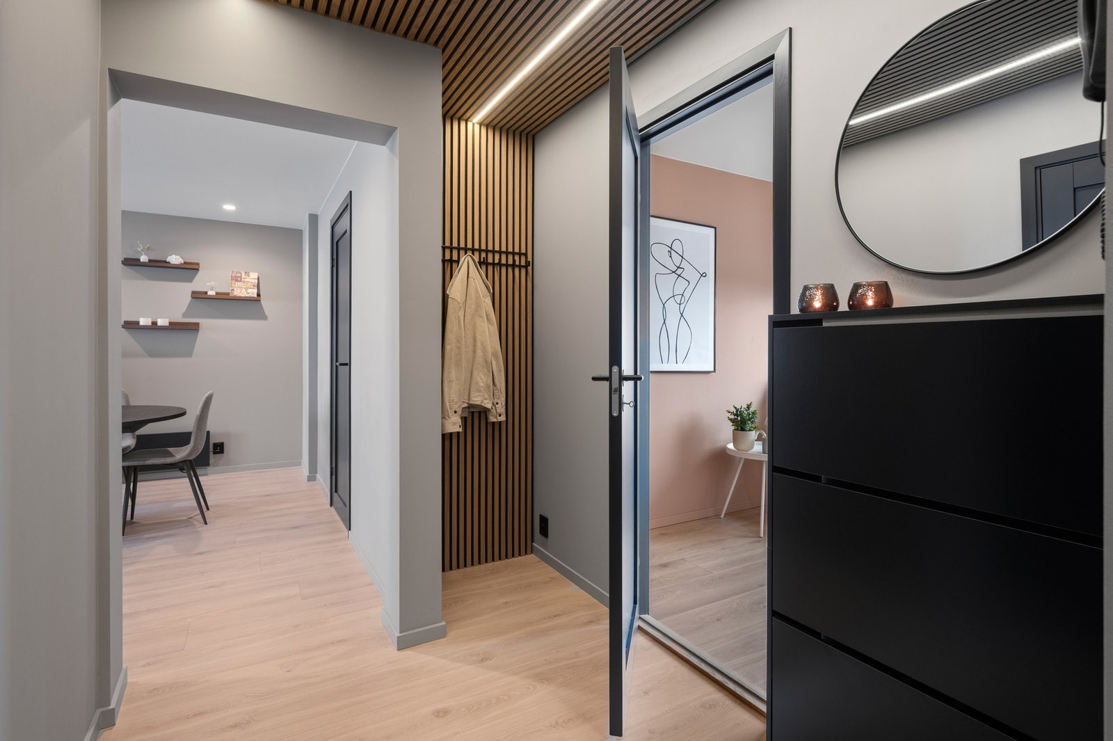 Innbydende og romsling entrè med spilepanel på vegg og himling med integrert Led-stripe Galleribilde