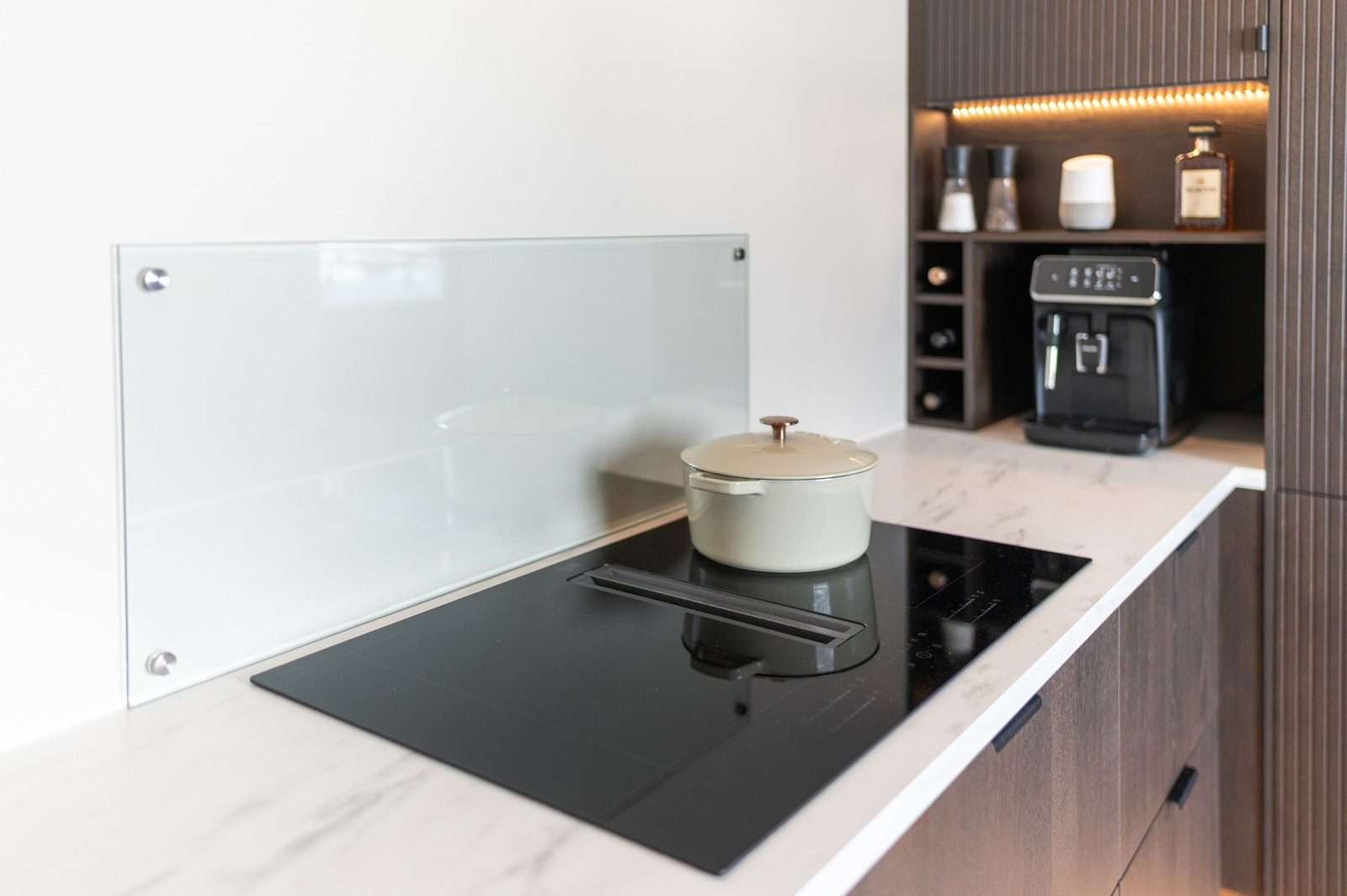Benkeplaten er i laminat med nedfelt platetopp som har integrert ventilator Galleribilde