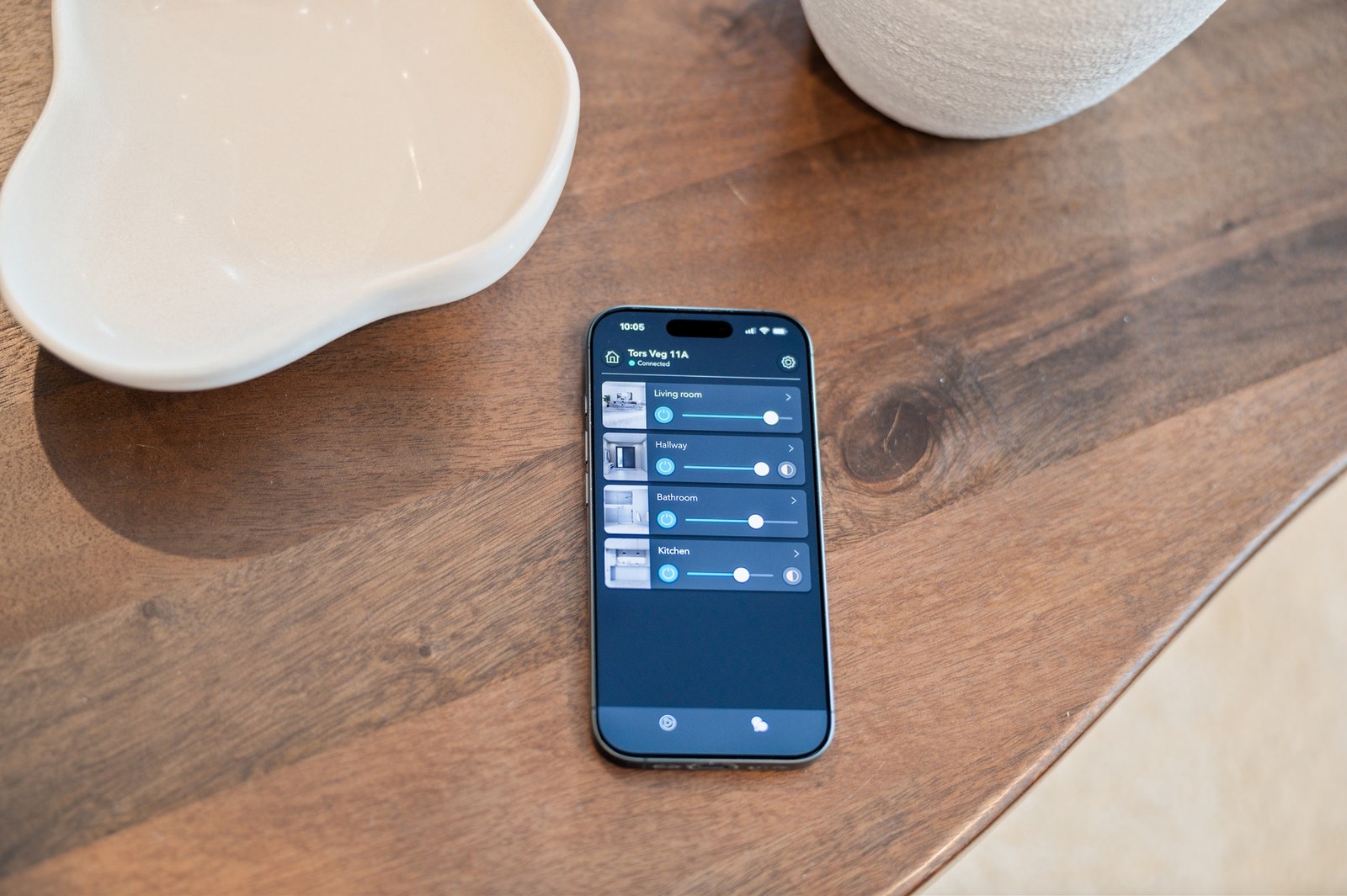 I tillegg til vanlige veggbrytere er det installert Plejd-smarthusstyring, slik at belysningen også kan styres via app. Galleribilde