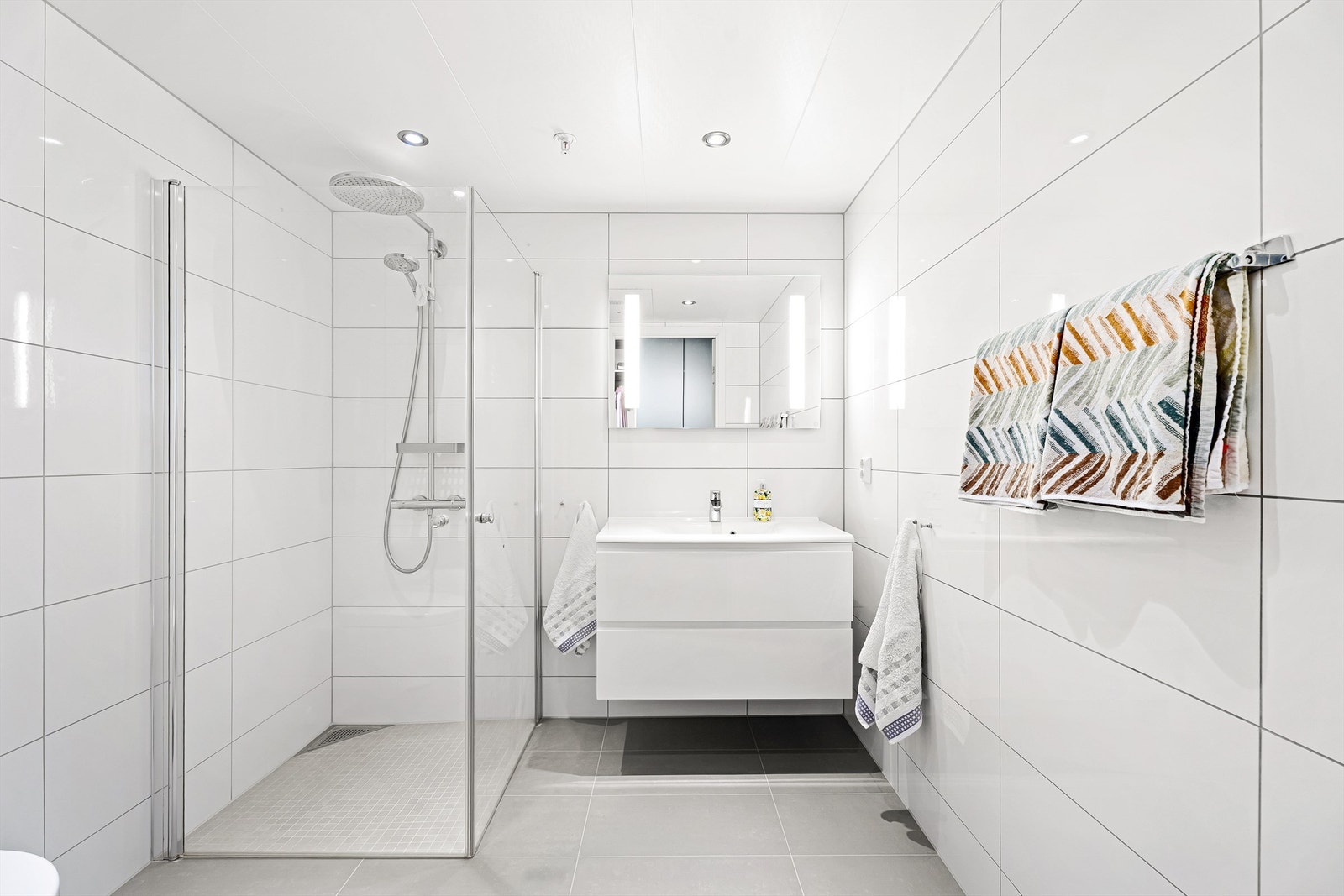 Bad nr. 2 - Lekkert med 60x60x flis på gulv, waterfall dusjamatur, spotter i himling og et moderne tidløst uttrykk Galleribilde