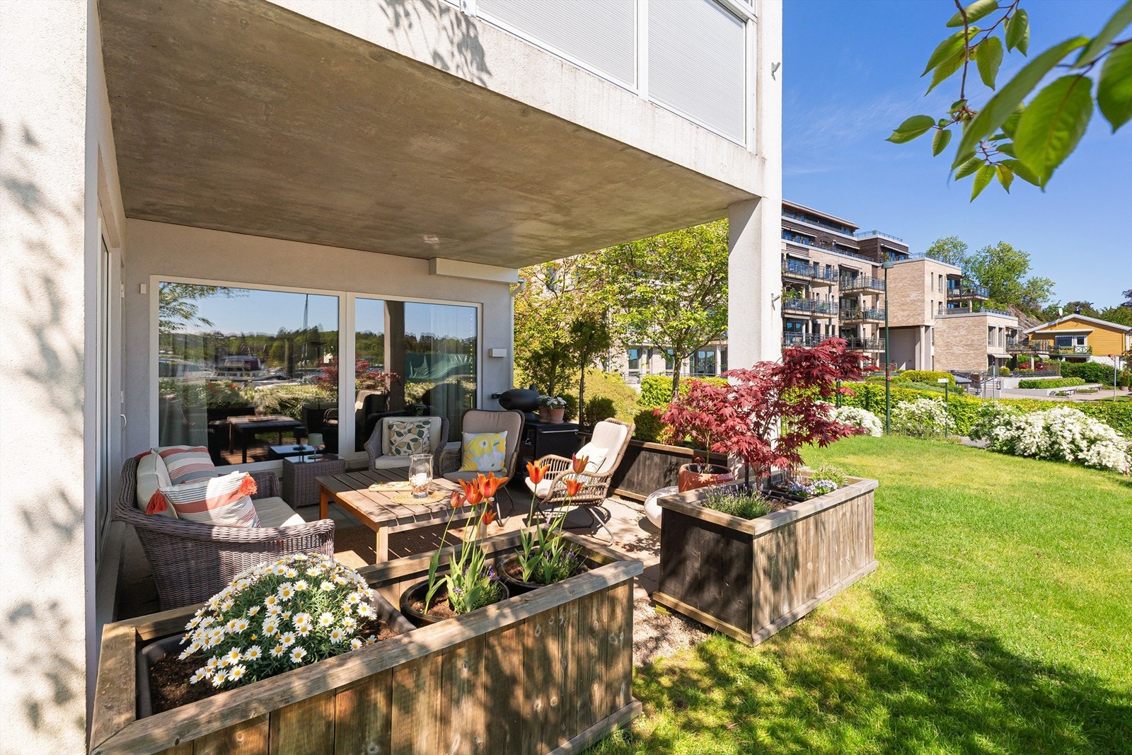 Boligen har 2 uteplasser, denne i front med praktisk takoverbygg og sol fra grytidlig morgen og til ca. kl. 16:30 om sommeren, terrasse rundt hjørne har enda mer kveldssol Galleribilde