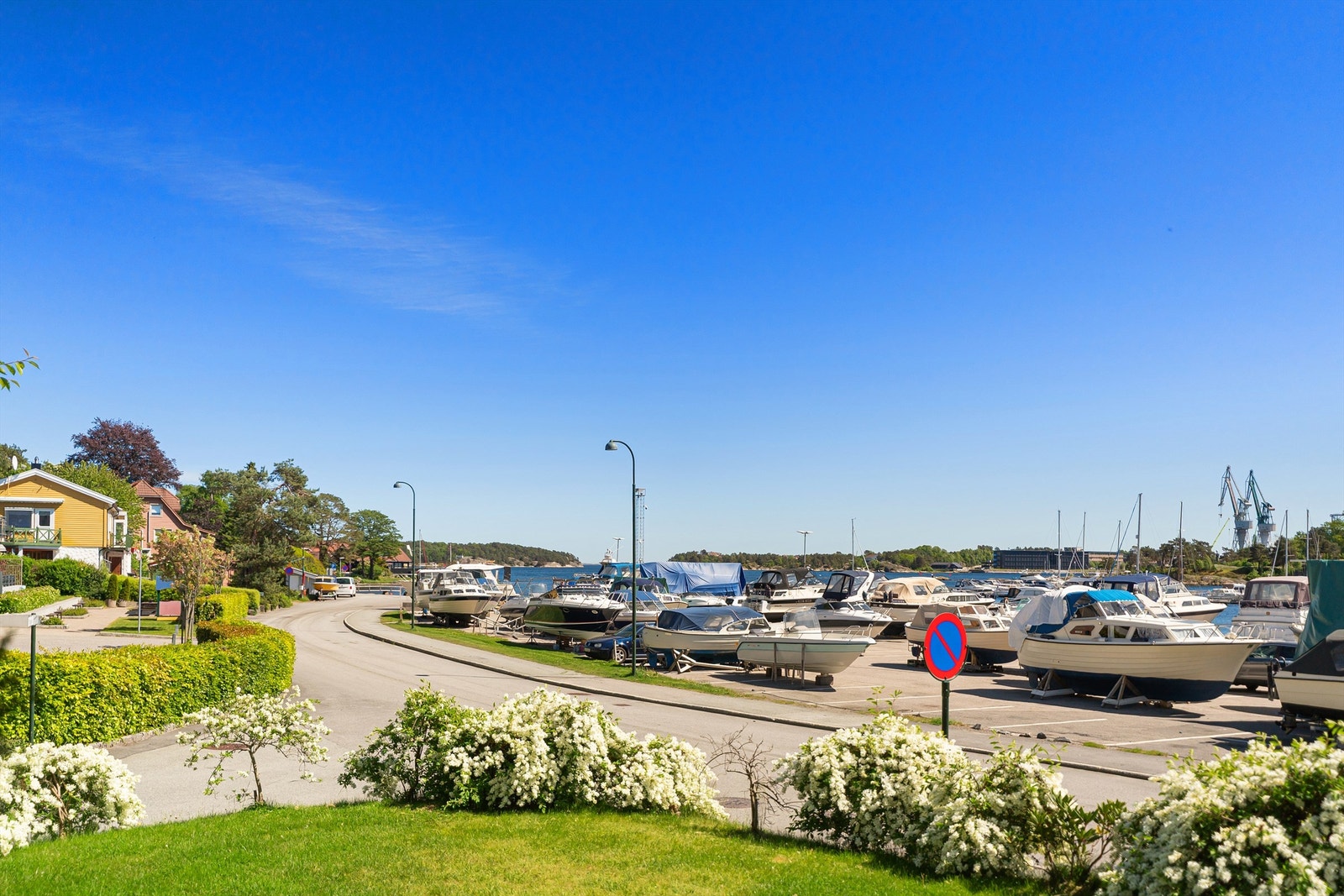 Flott utsikt over livsglade båtfolk, båthavn og ikke minst Byfjorden mot Steinsundet mellom Bragdøya og Andøya Galleribilde