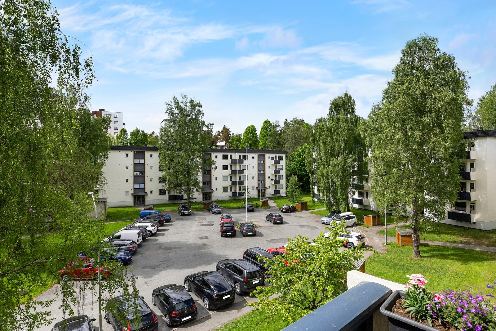 Det er gratis gateparkering rett utenfor/rundt leiligheten som gjør det svært enkelt å parkere bil. Galleribilde