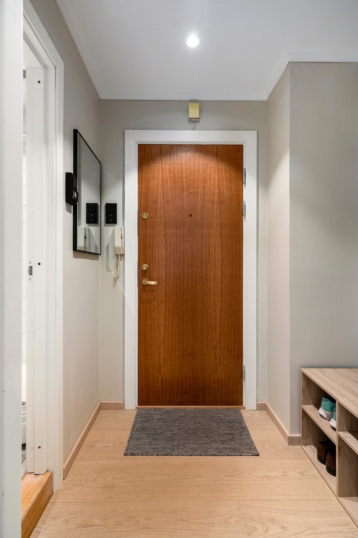 Lys og fin entré. I entréen er det gode muligheter til å lage garderobe/hylleløsninger. Dørcalling. Galleribilde