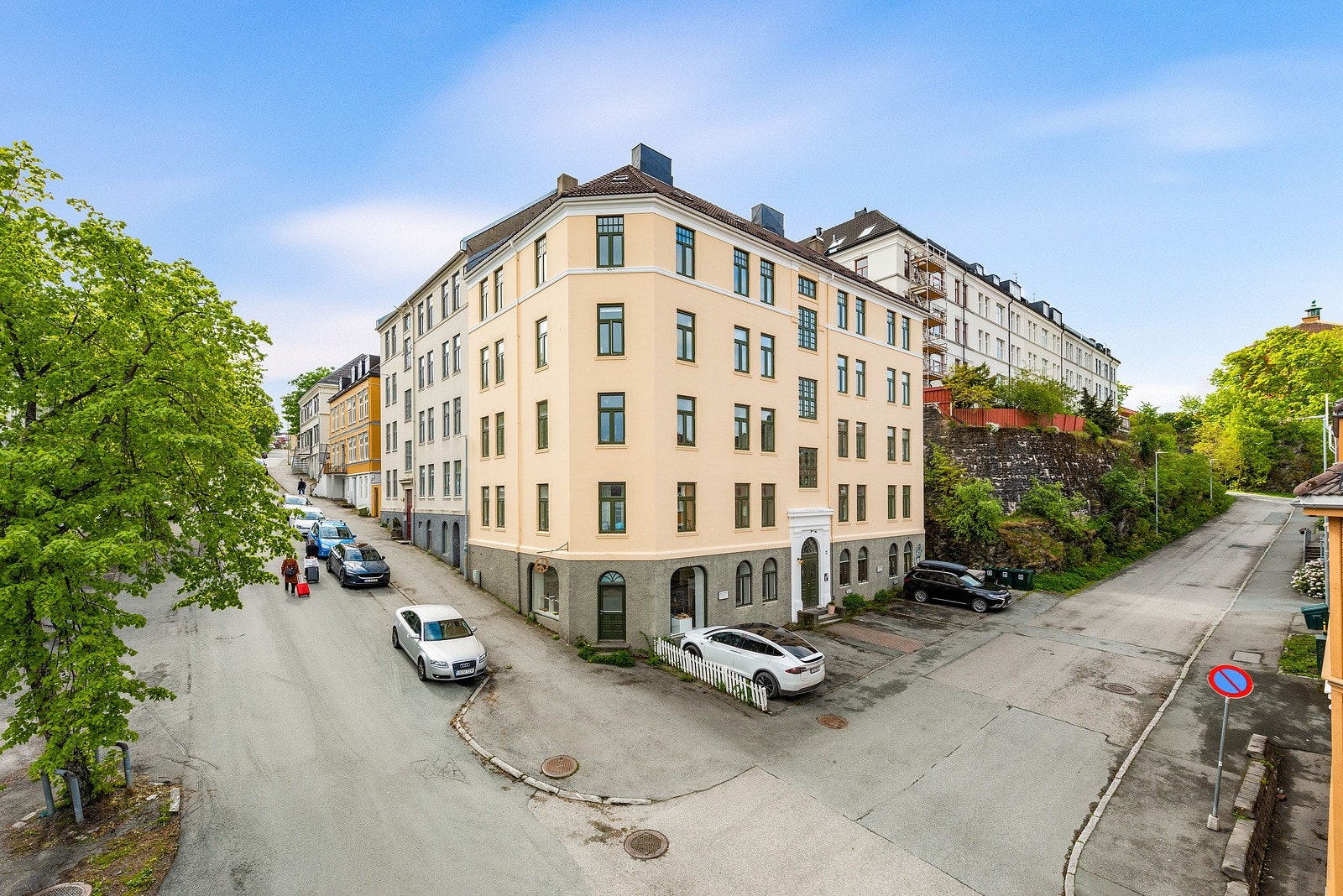 DNB Eiendom v/Jørgen Michaelsen tlf. 47613726 ønsker deg velkommen til en klassisk bygård fra 1910 med hjørnebeliggenhet på Møllenberg. Galleribilde