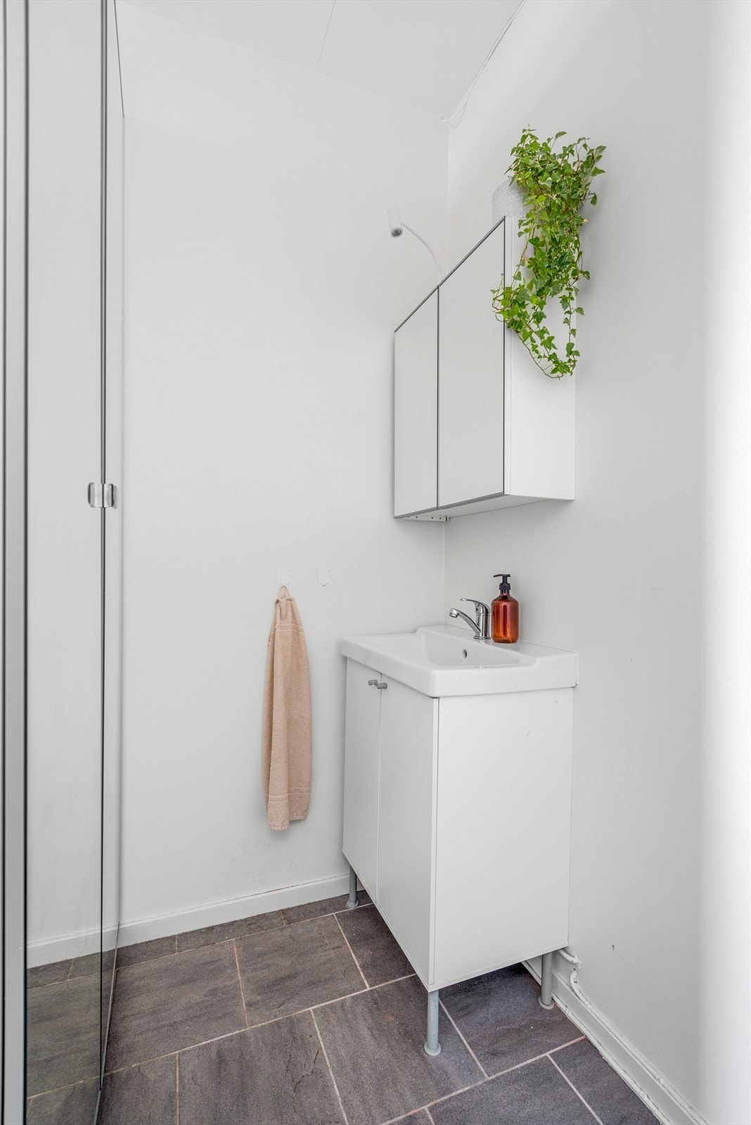 Badet har servant med underskap og speilskap for god oppbevaring. Galleribilde