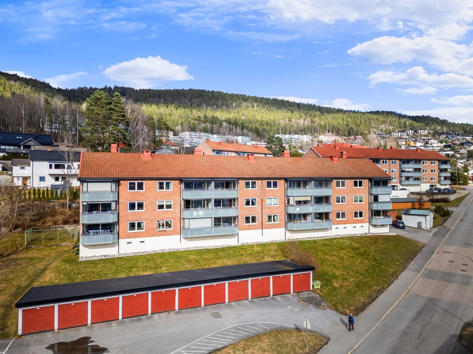 Leiligheten disponerer en utvendig parkeringsplass som tildeles av styret. Det er 46 garasjer som tilhører borettslaget som tildes (leies) etter venteliste. Galleribilde