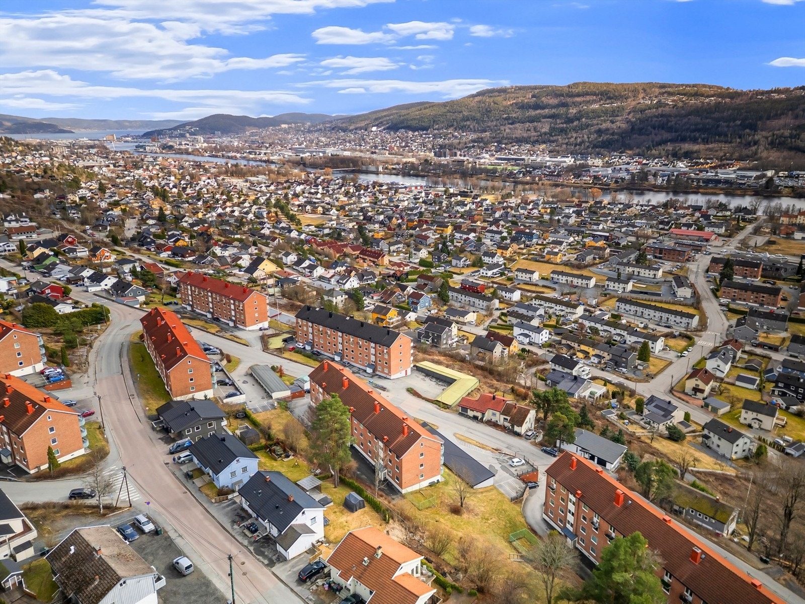Kort kjøretur til Drammen sentrum med et godt utvalg av sentrumsfasiliteter, servicetilbud og god offentlig kommunikasjon. Galleribilde