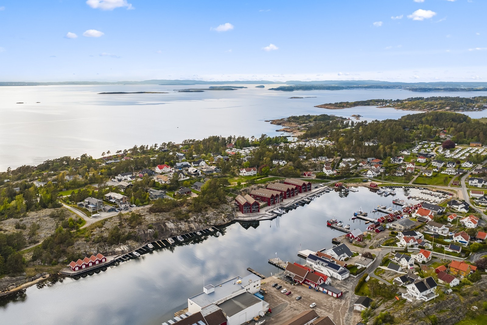 Engelsviken er kjent for sitt sjarmerende havnemiljø. Galleribilde