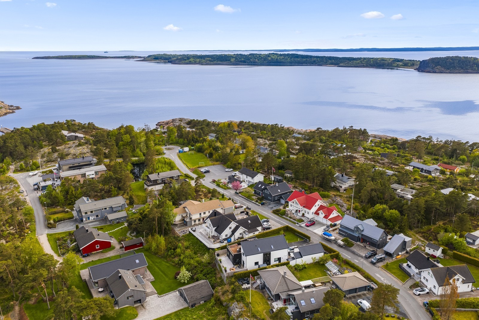 Boligen ligger i et område som hovedsakelig består av eneboliger. Galleribilde