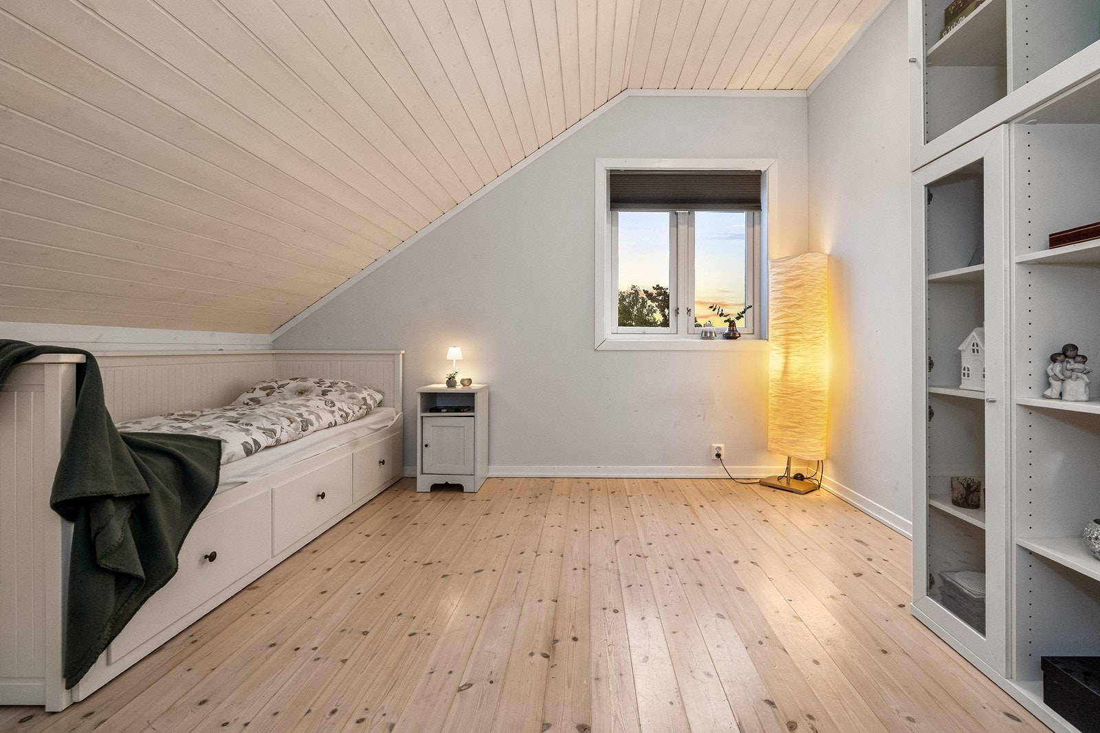 Dette soverommet har tregulv og smart oppbevaring. Galleribilde