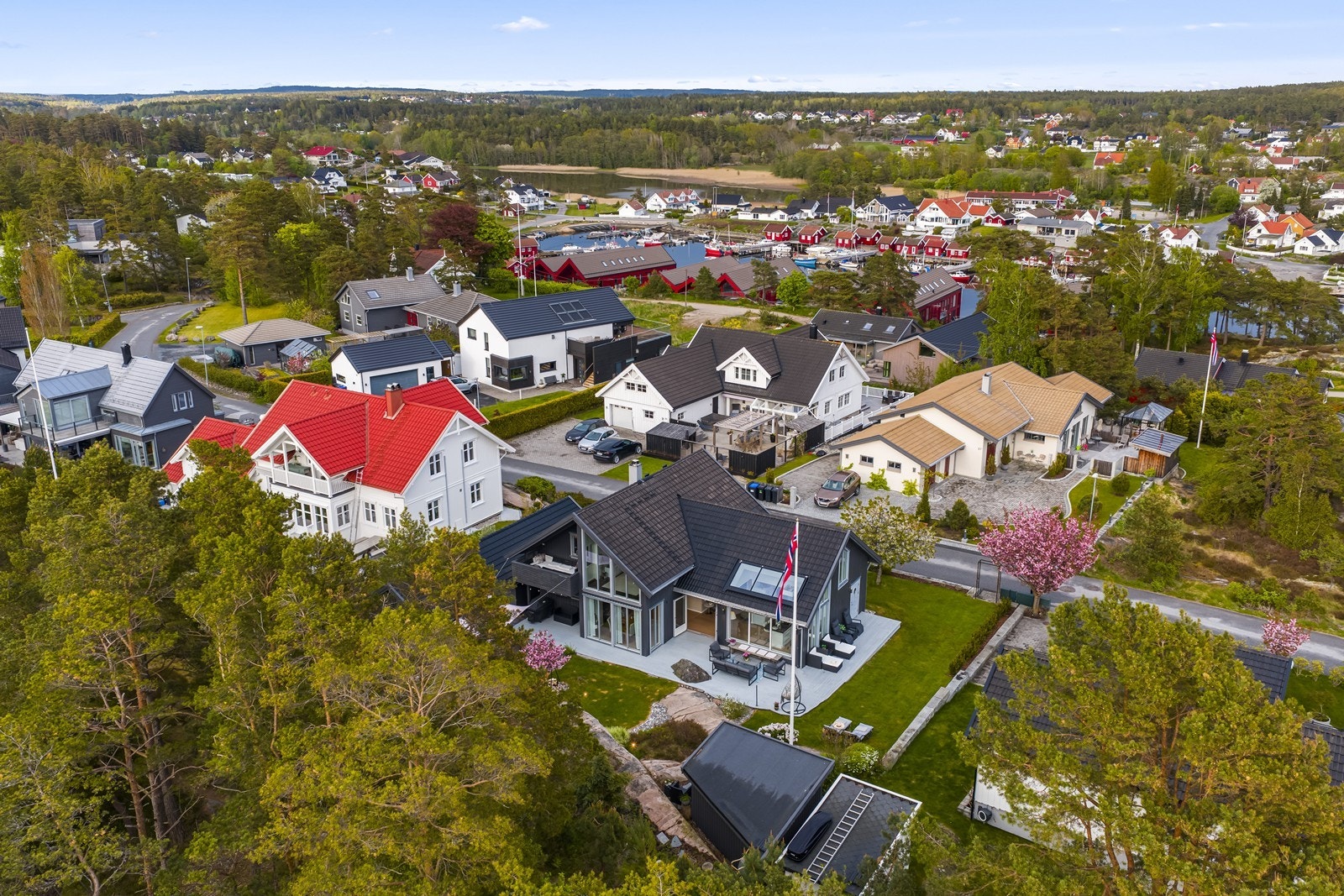 Boligen har en fin plassering i det koselige nabolaget. Galleribilde