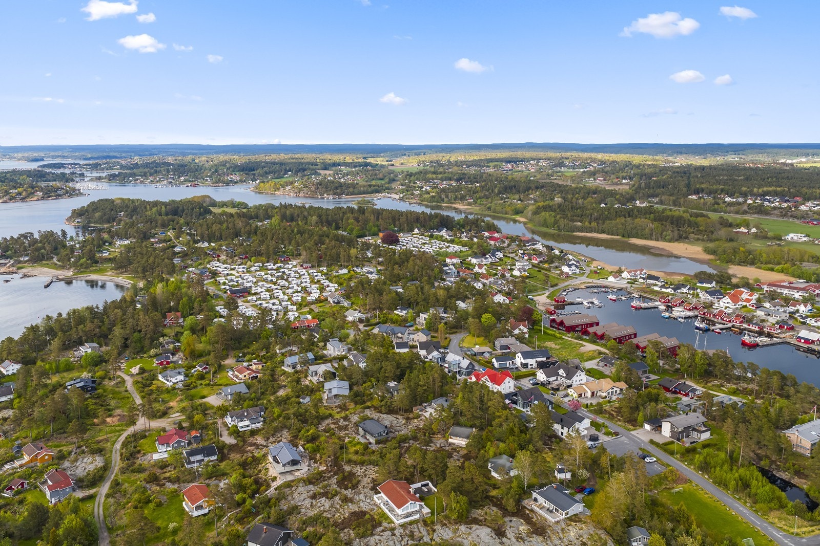 Området er preget av en blanding av boliger og fritidsboliger, med nærhet til sjøen. Galleribilde