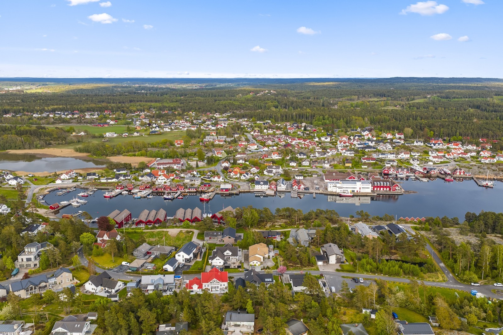 Boligen ligger i Engelsviken, et etablert og rolig boligområde i Fredrikstad kommune. Galleribilde