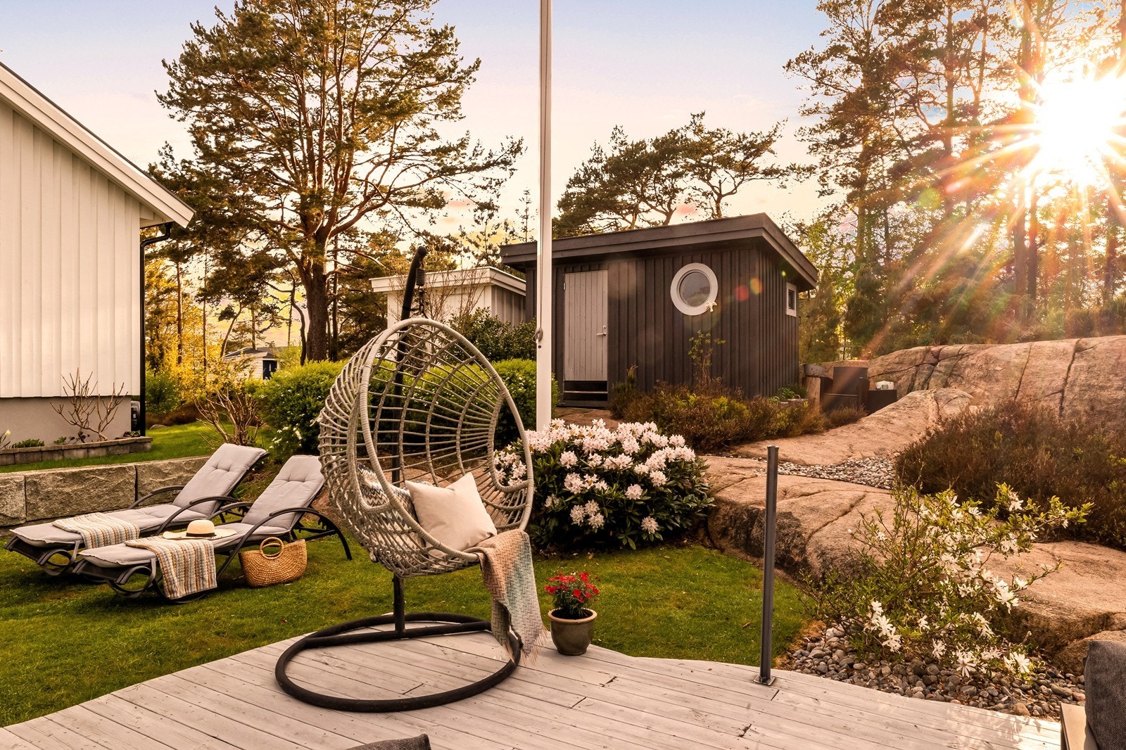 En hage som inviterer til lek og avslapning. Galleribilde