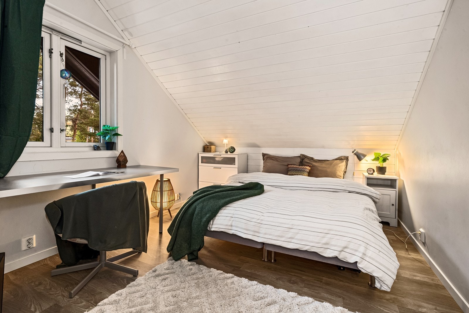 Soverom med plass til seng og skrivepult. Galleribilde
