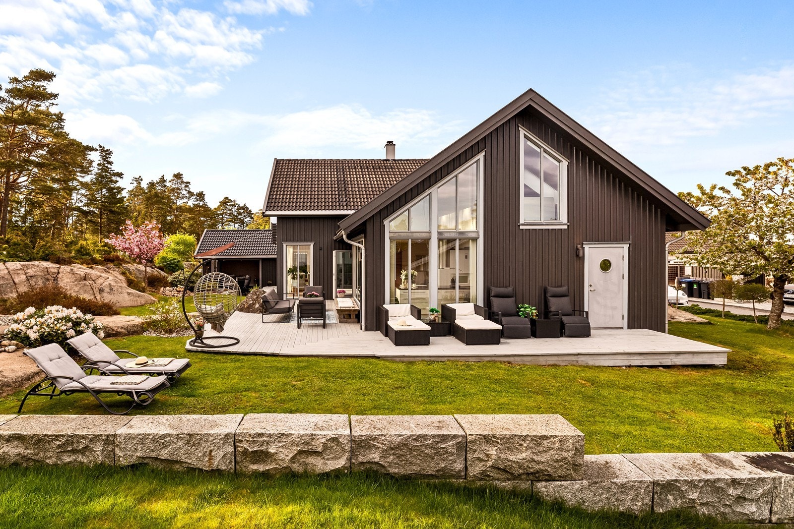 Fasaden har stående og liggende bordkledning og ble malt utvendig i 2020. Galleribilde